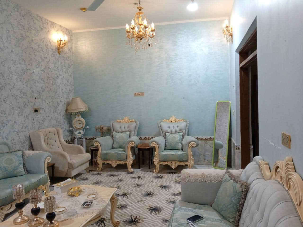 🏡 250 مساحه للبيع
يحتوي على غرفتين نوم صاله كبيره استقبل+ هول كراج سياره حديقه خارجيه  مطبخ حار + بارد صحيات خارجيه وداخليه !!!
العنوان📍 حي الحسين خلف جامعه العين 
بناء 2020 
 الستفسار. 📞.    *********** 
                             . ***********.
