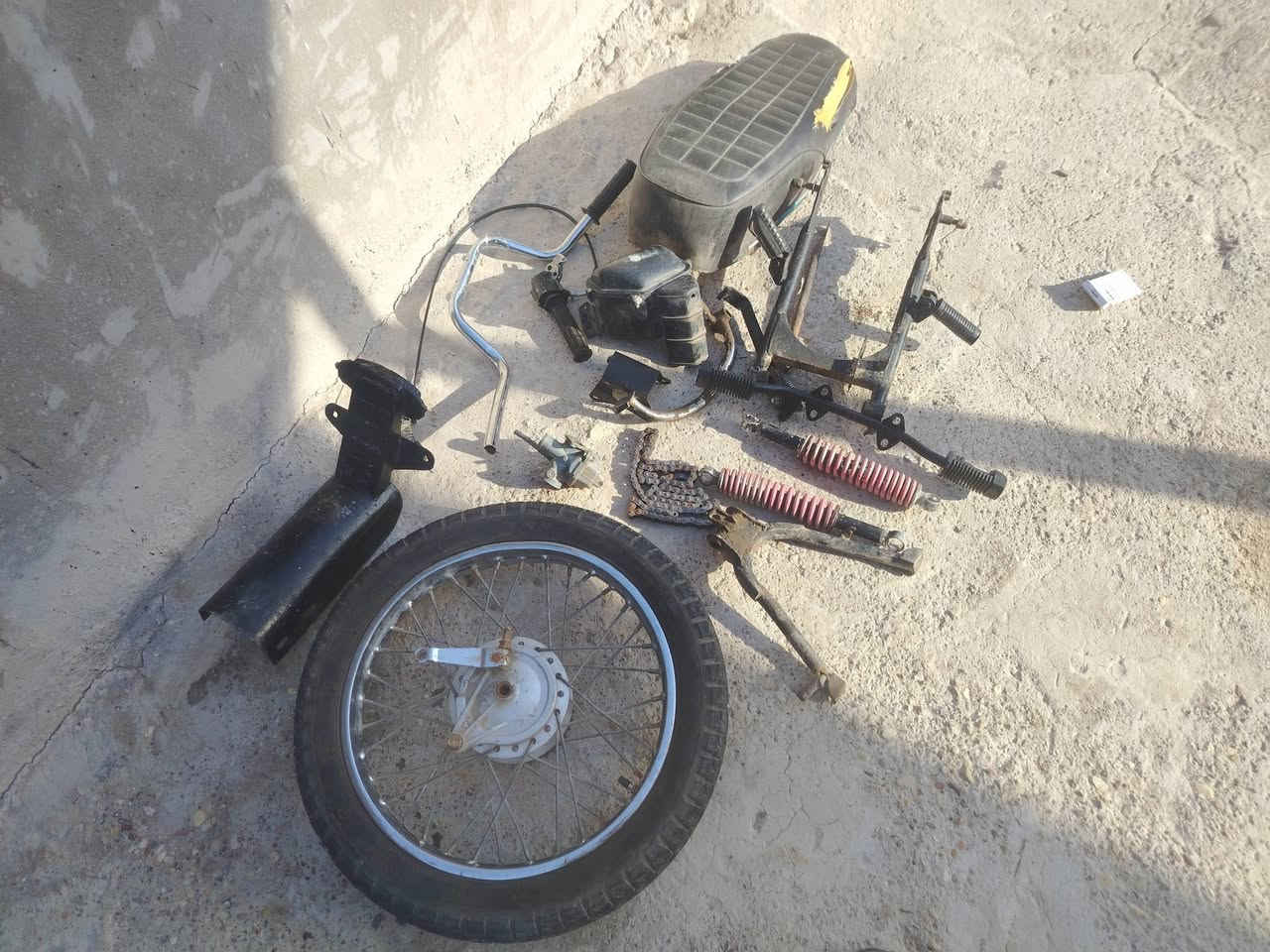 السلام عليكم شباب غراض للبيع والي يريد منهن ابيع والشراي بيه خير ويدلل والاتصال على هذا الرقم ***********
