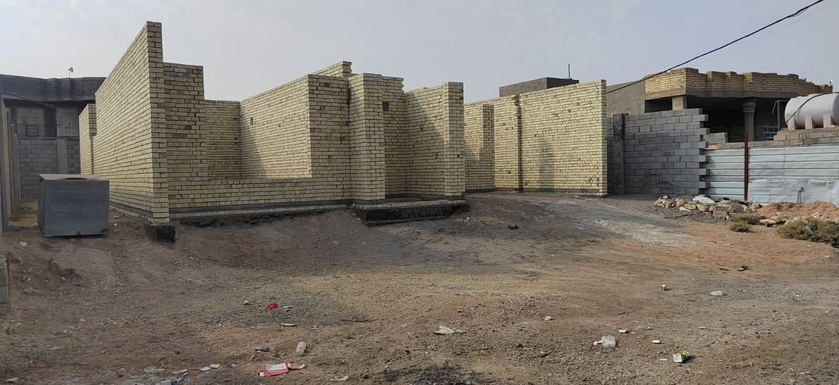 سلام عليكم  بيت لبيع بناء جديد مساحه الكاع ٥٢٧ متر نزال 14 واجهيه وطول ١٨ طول بناء 3امتار ٦٠ساتين  يتكون من غرفين وصاله واستقبال ومطبخ وحمام  وهول وسياج كامل وصال عنده مي وكهرباء  وشارع تبليط السعر ٦٠ استفسار اتصال ع رقم *********** العنوان الخالديه ابو فليس
