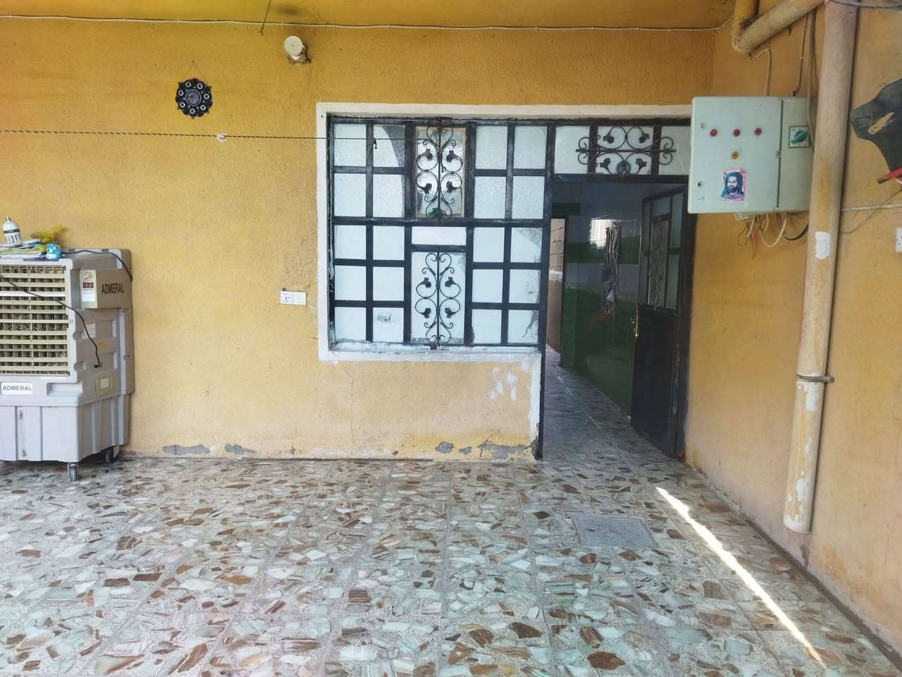 السلام عليكم
بيت للبيع حي البساتين حي السلام المساحه 200 متر مربع يتكون من كراج +استقبال +مطبخ +صاله واسعه+غرفه نوم +صحيات خطين كهرباء خطين ماء قريب على المدارس والعياه الصحيه للاستفسار الاتصال على الرقم أو الوتساب***********-***********

