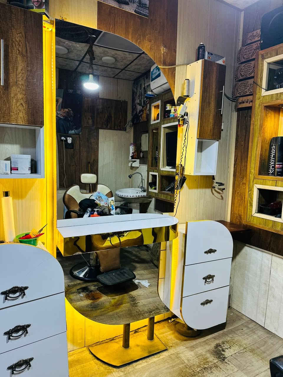 السلام عليكم
(اللهم صلى على محمد وال محمد )
 
للبيع ديكور محل حلاقه استعمال قليل كامل حديث ونظيف 
كراسي حلاقه عدد 3 الكرسي الواحد سعره 100 الف 

مري عدد 3 مع مجراتها ورفوفها  كلهن ب 500 الف قفل 
 قنفات جلد سود عدد 2 50 

مكاني بغداد حي الشباب الي يحب يتفضل خاص


**إذا كنت صاحب هذا الإعلان وتريد حذفه لأي سبب، رجاءا أرسل رسالة إلى الدعم الفني**