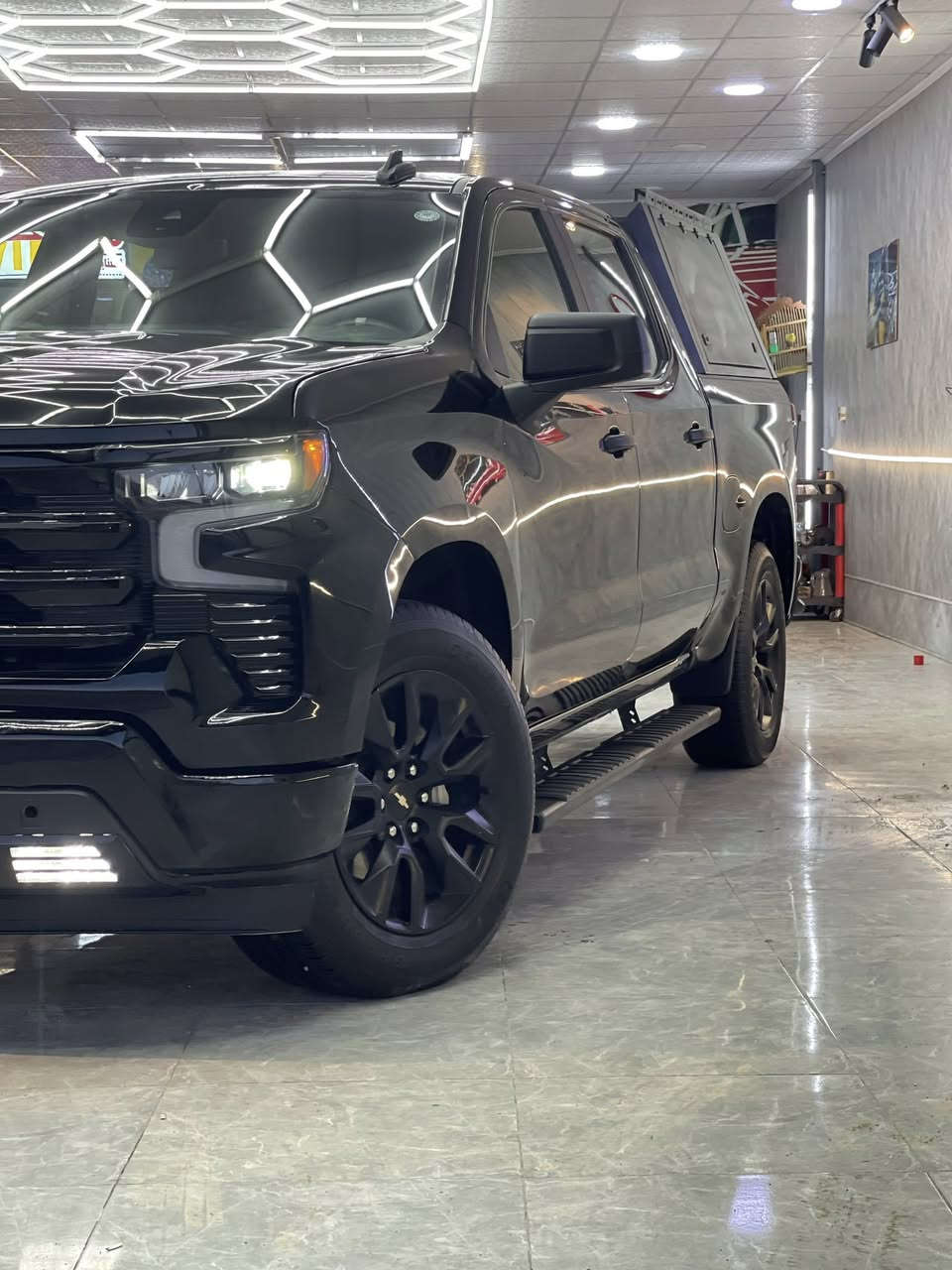 للبيع : شوفروليت سلفرادو 
Chevrolet Silverado
لون اسود ملكي  
والمرغوب (باب طويل بدي قصير)
 موديل : 2023 
مكينه : 2700 تون تيربو / 4 سلندر 🚀
كير : تعليك 8 سرعات  
ماشيه : 30 ألف Km فقط
رقم : أربيل دولي  بسمي تحويل ثاني يوم
  
رقم الشاصي : 1GCPABEK9PZ215092

(المواصفات)
1- بصمه 
2- تشغيل عن بعد 
3- فتح النوافذ عن بعد 
4- إناره ترحيب 
5- صندوق الخلفي كهربائي
6- كابينه للبدي 
7- دوسات باب 
8- لايت زنون 
9- إضائه LED 
10- كامره خلفيه 
11- رادار امامي 
12- مانع صتدام مع فرامل 
13-سياقه ذاتيه 
14- شاشة للسائق  
15- حساسات إطار 
16- التحكم بقوة الإناره اوتوماتك 
17- شاشه تدعم(ابل كار بلي+واندرويد اوتو)
18- تنبيه الخروج عن المسار 
19- طفاء ذاتي 
20- قاصه سريه  
21- كشن السائق كهربائي 
22- وضعية تشغيل إناره محيطيه للسياره
23- مثبت سرعه 
24- تبريد ثلج ❄️ + تدفئه 🔥 
25- تبريد قطعتين 
26- منافذ مولده للكهرباء 
27- تسع السياره إلى 6 ركاب 
28- كشاف ضباب ، بلاجكتور 
29- مانع نزلاق
30- سايد بريك كهربائي
31- تنفيذ الأوامر الصوتيه 
32- تحكمات ستيرن 
33- سبير وملحقاته جاهزه / تخم تاير جديد
 
وبعد بيها هواي مواصفات متخلص السياره جاهزه ومآبيه أي شي ولا عايزه شي كله على وضع الشركه وجديده بمعنى الكلمه احلا من الصور

السعر :  280 ورقه 
مكان : النجف 
الاتصال على الرقم : ***********
