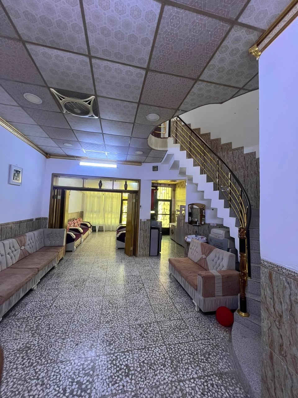 السلام عليكم 
مشتمل للبيع في حي الجامعة مساحه 125م طابقين وبيتونه 

يحتوي الطابق الاول : 
صاله كبيره مفتوحه على الاستقبال يفصلها عنه باب خشب سلايت ومطبخ وغرفة واحده وصحيات في الطابق الاول 

ويحتوي الطابق الثاني:
صاله واسعه ومطبخ تاسيس من البناء و 2 غرف نوم وصحيات وبيتونه كبيره . 

البيت يبعد عن المدارس ٥٠ متر وقطعتين عن شارع ٣٠ 

للاستفسار: ***********
