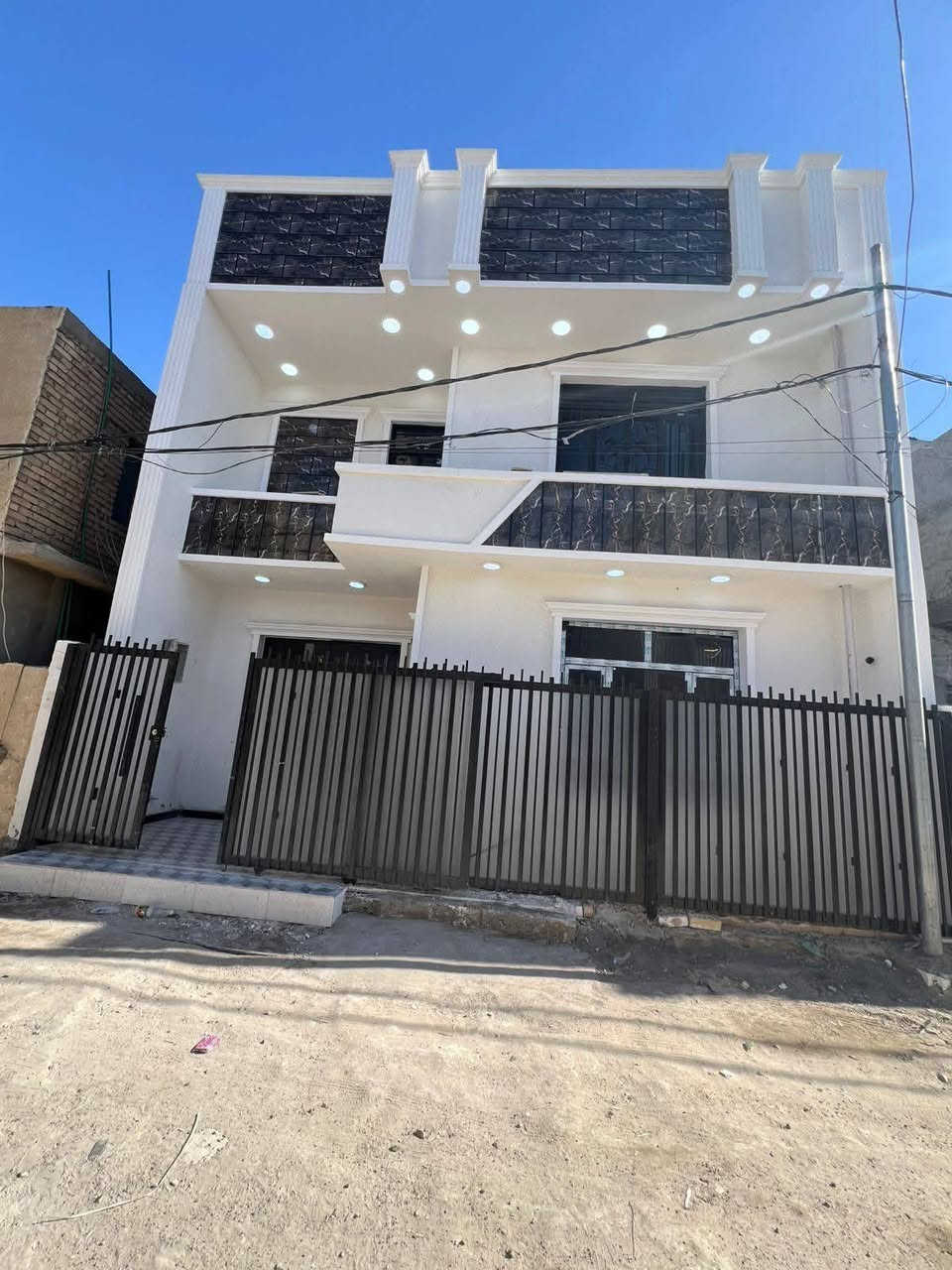 دار للبيع مساحه ١٠٠متر  مربع
يحتوي على صاله مطبخ هول داخلي وخدمات و٣ غرف نوم
طابو زراعي سند٢٥ قرار محكمه
السعر 95 وبي مجال
(((لبيت بصف لشارع لعام الريسي لبيت بصف ركن))) 
العنوان منطقت الدوانم قرب الشرطه الخامسة
*********** بي واتساب او اتصال
*********** بي واتساب او اتصال
