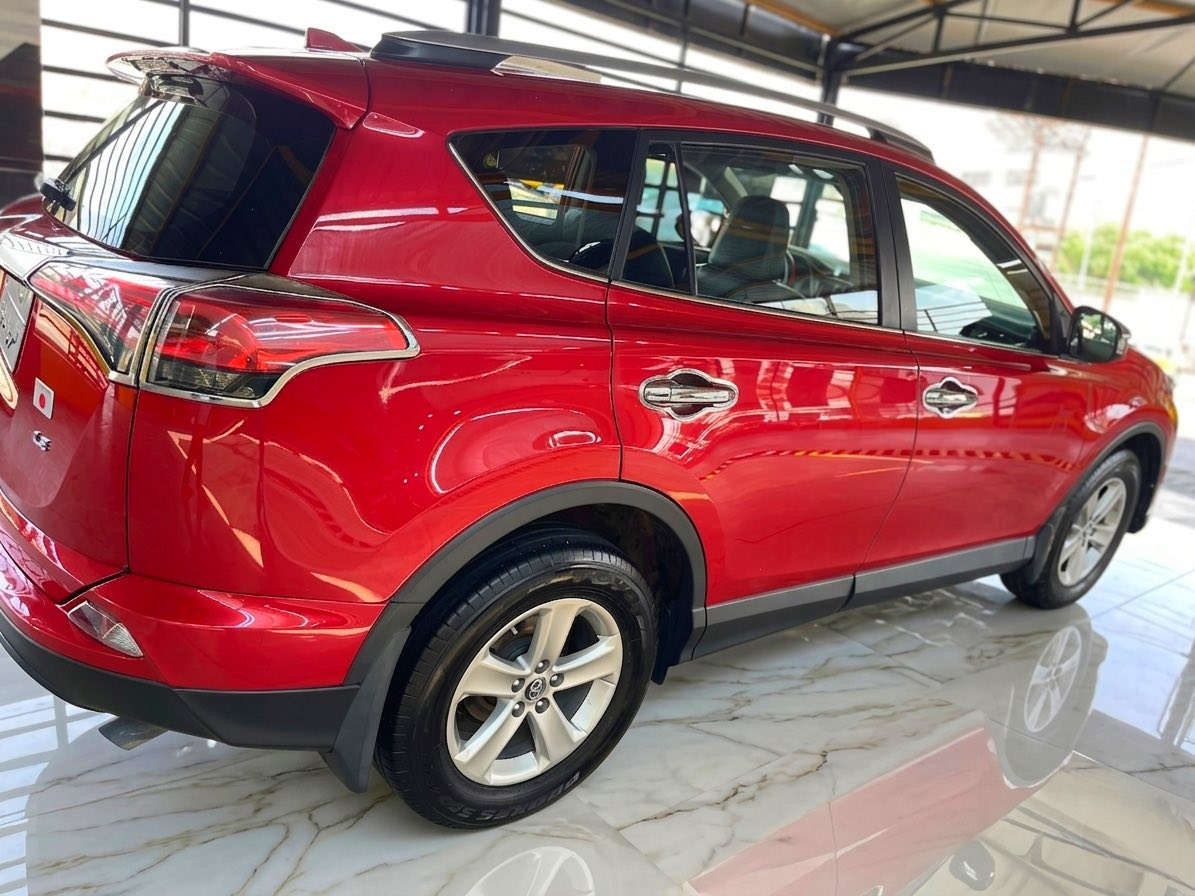 تويوتا راف فور (Toyota RAV4 2017) - بحالة ممتازة وجاهزة للاستخدام 🚗
السلام عليكم ورحمة الله وبركاته..
للبيع سيارة تويوتا راف فور موديل 2017، مواصفات LE (رقم سليمانية - تحويل مباشر بدون تعقيب أو مصاريف إضافية). السيارة مال جناية وعلى إيدي من دخلت للعراق، استخدام شخصي ويه العائلة ومو مال بياع شراي.
🔹 المحرك والكير والتبريد خير من الله، بحالة الوكالة وجديدة جداً 
🔹 المسافة المقطوعة: 111 ألف كيلومتر (قابل للزيادة البسيطة).
🔹 وارد كندي، صبغ جاملغ أمامي ودعامية فقط (بدون إيرباك ). بيها تعديل بارد بالجاملغ الخلفي (شغل درجة أولى وممبين نهائياً وبدون أي صبغ). صور الحادث وصور البارد قبل وبعد كلها موجودة للي يحب يشوفها.
🔹 صدر أمامي وخلفي جديد بالكامل.
التحكم: مشط ستيرن جديد + درايم شفتات جديدة.
الإطارات والويلات: تخم ويل كب أصلي (ياباني مو صيني) + تخم إطارات جديد مع حساسات إطارات نوع (أوتل) جديد وبي ضمان.
المكابح: تخم دسكات نوع (دبل لنك) أصلي جديد (مشدود قبل 3 أشهر) + دهن بريك إنكليزي جديد.
🔹 تخم كامل نيكلات خارجي وكشنات مغلفة جلد إماراتي أصلي ماركة (وولفت) ومطرز باسم السيارة.
الإضاءة بالكامل (اللايتات الأمامية، الإشارات، والأنوار الداخلية) كلها مبدلة إلى LED عالي الكفاءة ما شاء الله.
🎁 هدية وية السيارة: راح أنطيك وياها غراض جديدة إضافية أني ضامها للسيارة.
🚗 السيارة متعوب عليها والي يشتريها يدعيلي.
💰السعر مناسب 
للاستفسار يرجى المراسلة على الخاص


**إذا كنت صاحب هذا الإعلان وتريد حذفه لأي سبب، رجاءا أرسل رسالة إلى الدعم الفني**