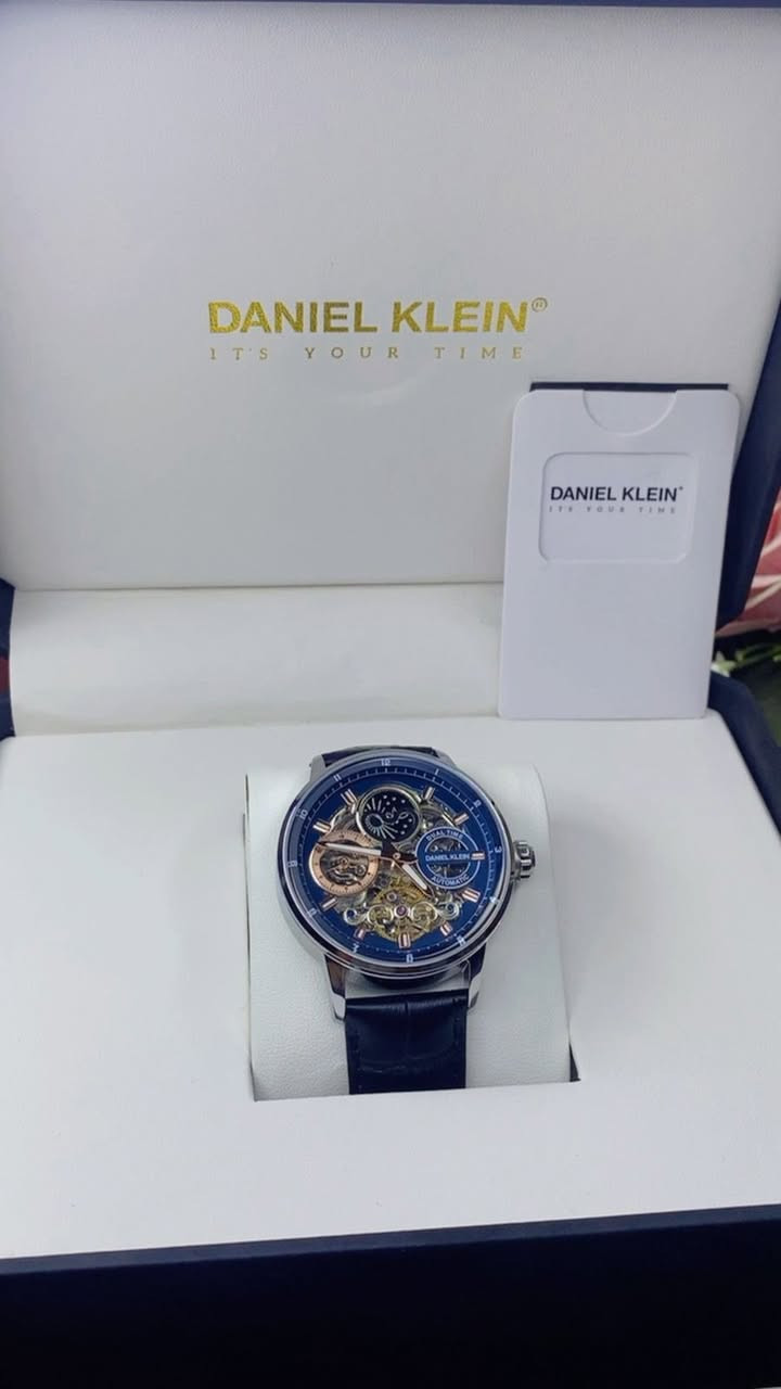⌚ قطعة نادرة لهواة الفخامة والإصدارات المحدودة ✨
ساعة رجالية أنيقة من العلامة العالمية Daniel Klein

بتصميم Skeleton الأوتوماتيكي الذي يكشف روعة الماكينة الداخلية بكل تفاصيلها.

🌍 إصدار محدود حول العالم

🔢 رقم القطعة: 008 / 244 فقط

(من أوائل الأرقام المميزة في هذا الإصدار النادر)

مواصفات فاخرة:

• حركة أوتوماتيكية تعمل بدون بطارية

• تصميم Skeleton فاخر يبرز جمال الحركة الميكانيكية

• توقيت مزدوج Dual Time 

•نضام شمسي وقمري 

• هيكل ستانلس ستيل أنيق

• زجاج مقاوم للخدش

• سوار جلد أسود كلاسيكي راقٍ

• مقاومة ماء 5ATM

• ظهر شفاف يعكس فخامة التفاصيل الداخلية

📦 مع العلبة الأصلية الكاملة كاملة المرفقات 

💎 قطعة استثنائية لهواة التميز واقتناء الساعات المحدودة

✨ الرقم 008 يمنحها قيمة وجاذبية خاصة بين الإصدارات 

اي استفسار متواجد على النت او ع الخاص


**إذا كنت صاحب هذا الإعلان وتريد حذفه لأي سبب، رجاءا أرسل رسالة إلى الدعم الفني**