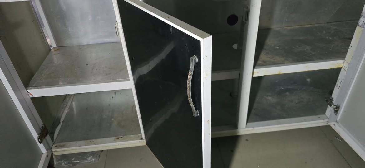 السلام عليكم للبيع تصفية محل
مجمدة عارضة بدون اي عيب سعر 175 الف .
سنك مرمر طول ٢ متر بي ٤ نرمادات مال باب مزنجرة تتبدل النرمادة ب ٥٠٠ فقط نظافتة فول سعرة  175 . 
للتواصل 
*********** / واتساب
