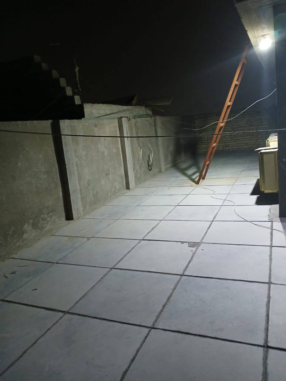 سلام عليكم 
البيت البيع بل دوانم ورة سجى قرب المصتوصف بل فرع لي بعد شارع ابو الحرار مقبيل بيت سيد نور 
البيت يحتوي  على توليت خارجي  ستقبال كبيرة غرفة نوم  هول مطبخ حار بارد حمام  بل طابق الرظي 
الطابق الاول يحتوي علة 
3 غرف نوم كبيرات+ غرفة صغيرة  حمام  بيتونة كبيرة صطح شتايكر  فول عازل فوم 
شغل درجة اولى فول رفت السقوف رباط سقف  خدمات كاملة ماء مجاري كهرباء 
مساحة 125. الاستفسار 
عل رقم بي واتساب 
***********
