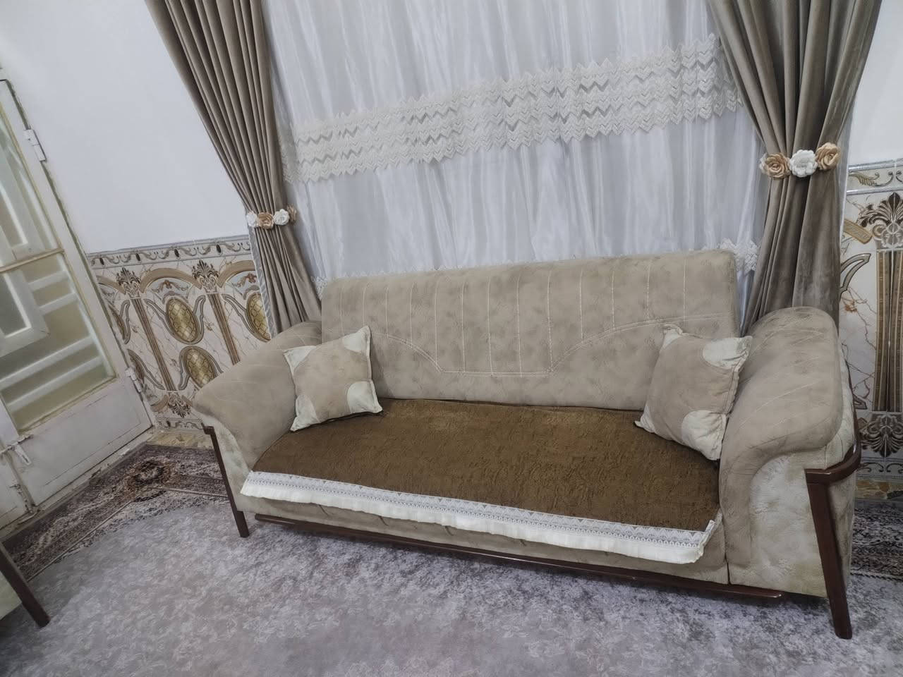 تخم ١٠ مقاعد نظيف جدا مع مفرش او كوشات٤٠٠الف تصل عل رقم ***********
