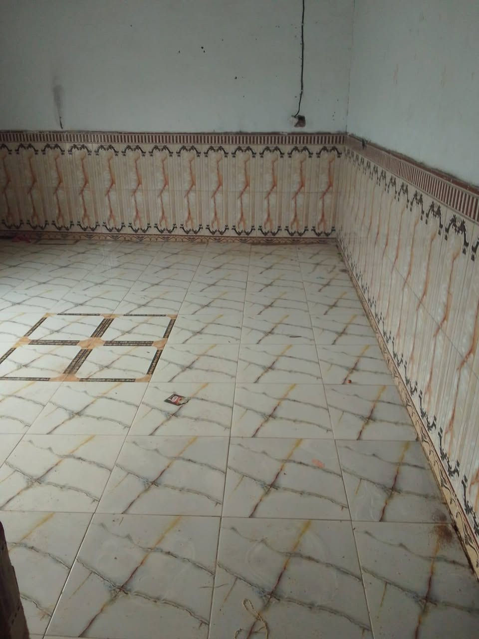 على بركة الله تعالى دار للبيع مساحه  ٢٠٠ م بصفه ١٠٠ م فارغه  يعني  المساحه الكليه ٣٠٠ م بيت قابل للسكن   حاليا بيه مؤجرين  العنوان واسط العزيزيه منطقه الخماس   شارع الرسول شارع شهبد ابوعلي قريب على التبليط سعر ٢٣ بيه مجال لاستفسار مراساله الحساب معلومه سقف سندويش حداده ولاتخاف منه ...


**إذا كنت صاحب هذا الإعلان وتريد حذفه لأي سبب، رجاءا أرسل رسالة إلى الدعم الفني**