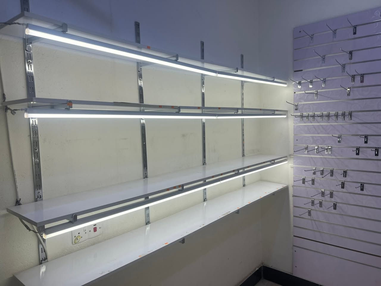 رفورف  MDF    مع اناره  مع فاترينا تعليك   و جام خانه    المنيوم و جام  للبيع شلعه العنوان  البصره السعر   ٣٠٠ الف


**إذا كنت صاحب هذا الإعلان وتريد حذفه لأي سبب، رجاءا أرسل رسالة إلى الدعم الفني**