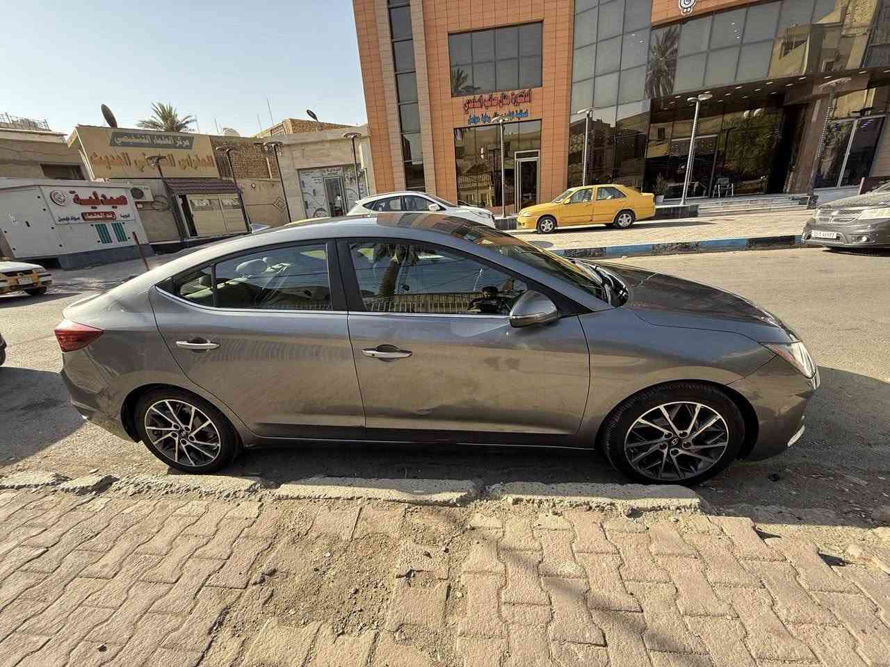 السلام عليكم أخوان
 ألنترا 2019 أمريكي
ماشية 58 ألف ميل
ضربتها كدامكم بالمنشور بس دعامية أمامية وخشم البنيد
سونار ما عندي
بس بيها باردات وتكحيلات بالباب مال سايق وبالباب مال السكن شي خفيف (ذني مصلحهن على ايدي سونار ما عندي ما مسوي أمانةً)
كير ومكينة مكفولات
تبريدها راقي
كاملة مكملة 
ما ناقصها شي
بدلتلها زيت الكير قبل فترة (موتل)
السيارة حلوة ونظيفة ومرتبة وجميلة
مكاني بغداد الجديدة
رايدها ب138 بيع أو مراوس بسوناتا خليجي حديث
للتواصل خاص أو واتساب : ***********
