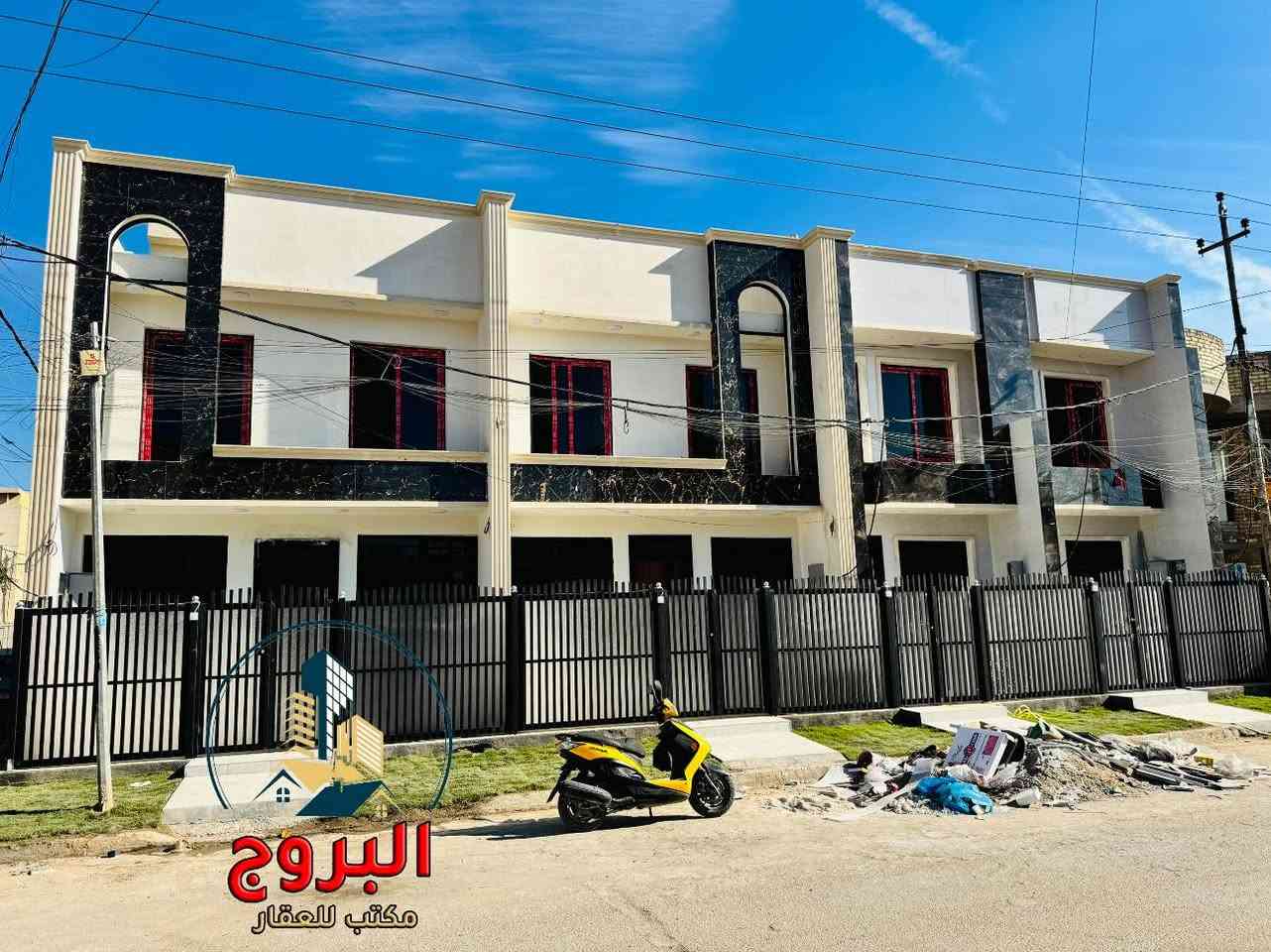 ⚜️  #للبيـــــــع في الـــــــــــدورة  ⚜️
عقارات سـكـــــــــنية عدد 4  /  بناء حديث درجة اولئ

♻️ تفاصيل : العقارات
♻️ المساحة : 50م
♻️ الواجهة :  4م     /  وتون عدد 2  الواجهة : 5.500م
♻️ طابقين : 
♻️ الملكية : طـــــــــــابو  ملك  صـــــــــــرف
♻️ موقع  مميز  وهادئ  وكافة  الخدمات  متوفرة

🔴 طابق الأول
صالة ضيوف  + مطبخ  + مناور  + صحيات عدد 1

🔴 طابق الثاني 
غرف النوم عدد 2  + صحيات  عدد 1    +  سطح

⚠️ العنوان 
         بغداد   //   الدورة   //  منطقة الـــــــــــرواد  
قرب كلية  الهادي 
عرض الشارع   15م

_
إذا لم يناسبك هذا العقار، لدينا خيارات متنوعة 
تشمل منازل، وأراضٍ تناسب جميع الأذواق.
________

#لمعرفة ../    السعر #اكتــب   رقم   (  1  ) 
     
🟣👈  (   ليأتي  أليك  الرد  برسالة خاصة  📩   )
((  تعامل والتفاوض مع #صاحب  العقار   حصراً  ))

____________________
  زبائننا  الكرام بكم نرتقي ونتشرف بزيارتكم 
احصل على منزل أحلامك معنا، نحن مكتب عقاري 
موثوق ومتخصص في تلبية احتياجاتك السكنية
لاتتردد في زيارتنا او الاتصال بنا 
___________________________

للاستفسار أي سؤال ___________ الأتصال على 
الرقم 

( *********** )        
⁨
#دمتم__في__رعاية__الله
