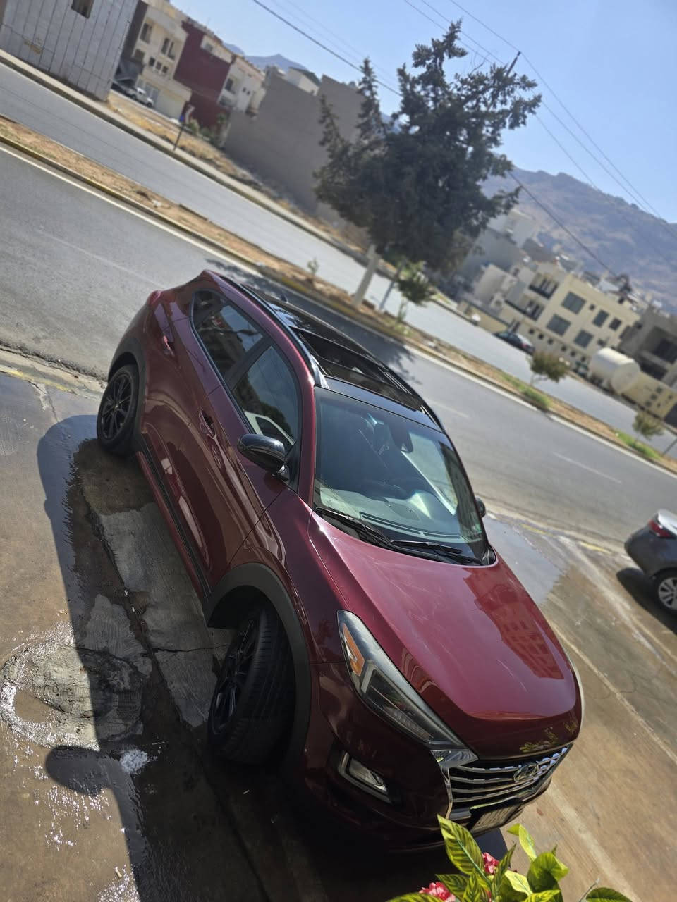 السلام عليكم
توسان ٢٠١٩ هاي تراك فول للاخير  
ماشيه ٦٢  حادثها دعاميه وشويه من البنيد 
السياره جديده بمعنى الكلمه  رقد بابل بأسمي 
السعر ١٧٥ وبيها مجال بسيط 
***********
