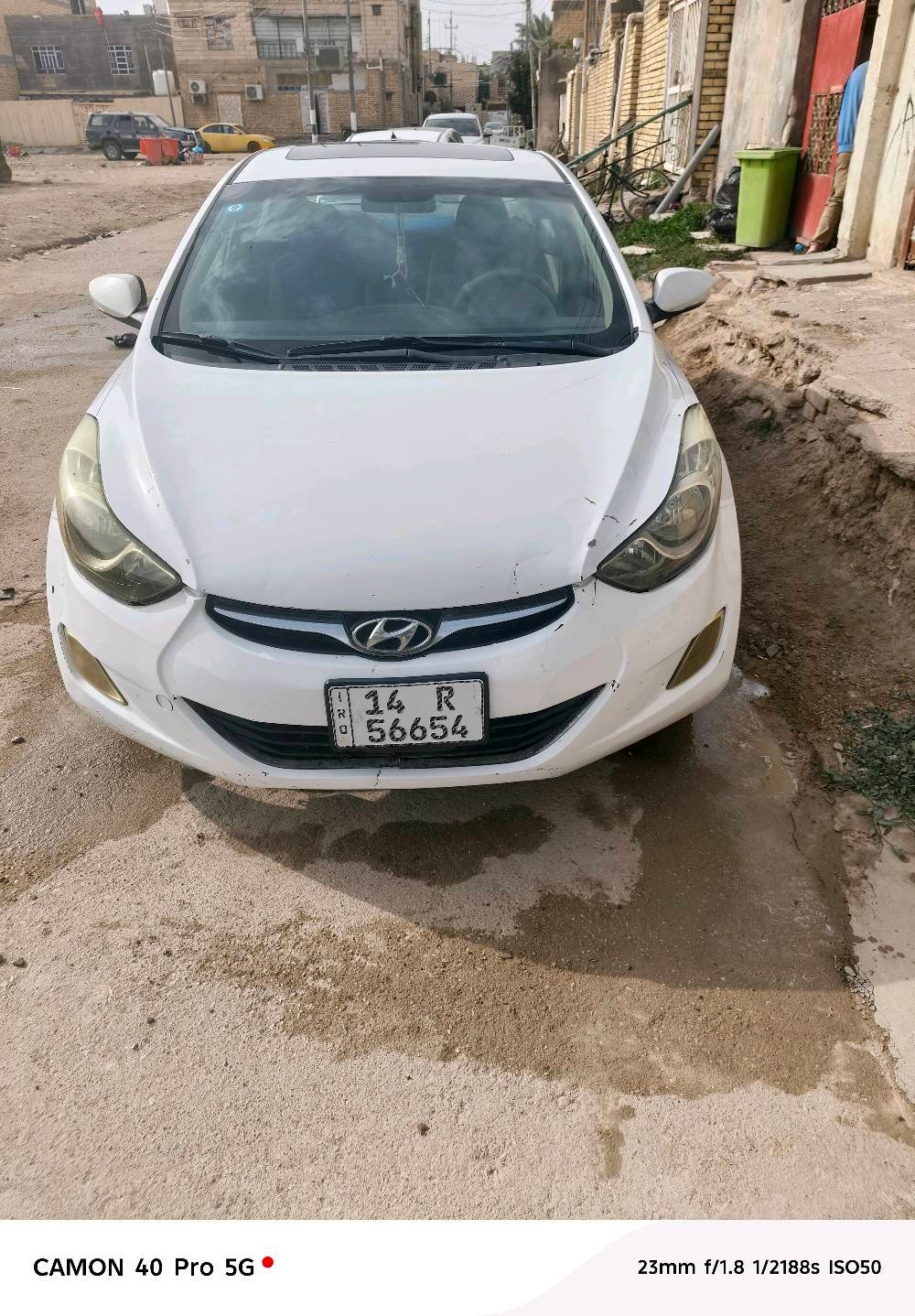 سيارتي هيونداي النترا 2014 للبيع، اللون أبيض ومعروفة بمتانتها وكفاءتها في استهلاك الوقود. تحتوي السيارة على بعض الخدوش والصدمات الطفيفة كما هو موضح في الصور. الداخل نظيف ومصان بشكل جيد مع مقاعد مريحة ومكيف هواء فعال.