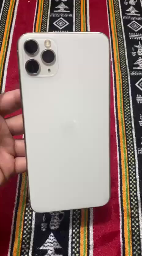 ايفون ١١برو ماكس كولشي مابي بس البطاريه مبدله ٣٥٠ وبي مجال بسيط الاتصال ع الرقم ***********
