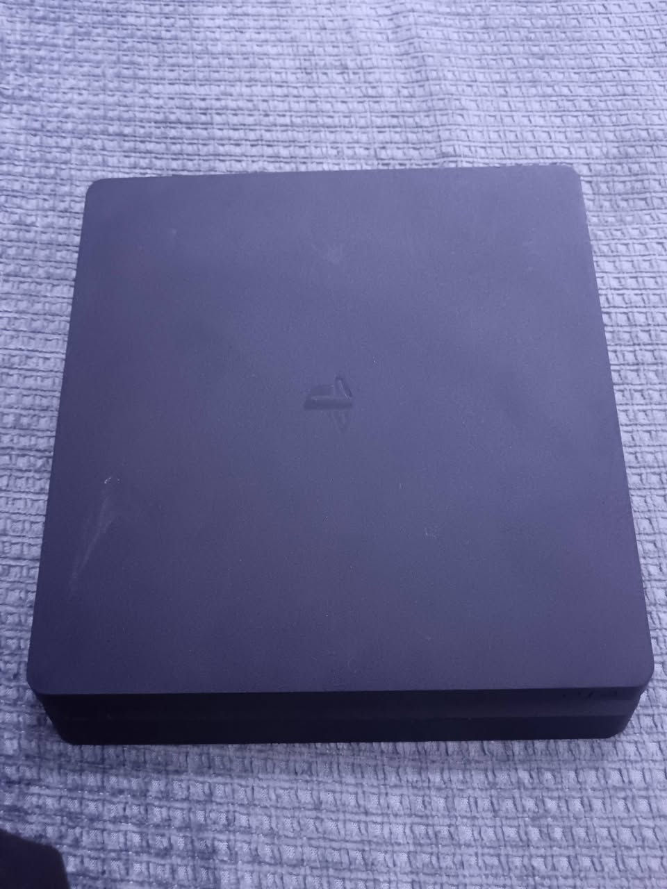 سوني 4 للبيع جهاز نضيف وكامل ملحقاتو.  مهكر.  ذاكره واحد تيره
***********.
