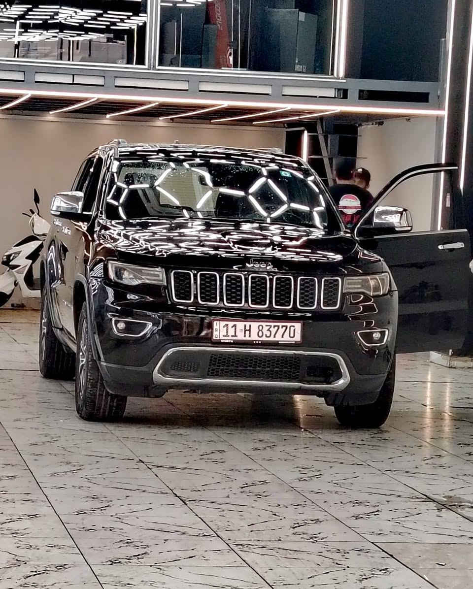 السلام عليكم ورحمة الله وبركاته عندي سيارة للبيع جيب شيروكي 2017 وارد أمريكي لمتدكامل المواصفات من بصمه وحساسات وتشغيل عن بعد اللون اسود رقم بغداد هذه صور السياره مع الحادث رقم الموبايل ***********
