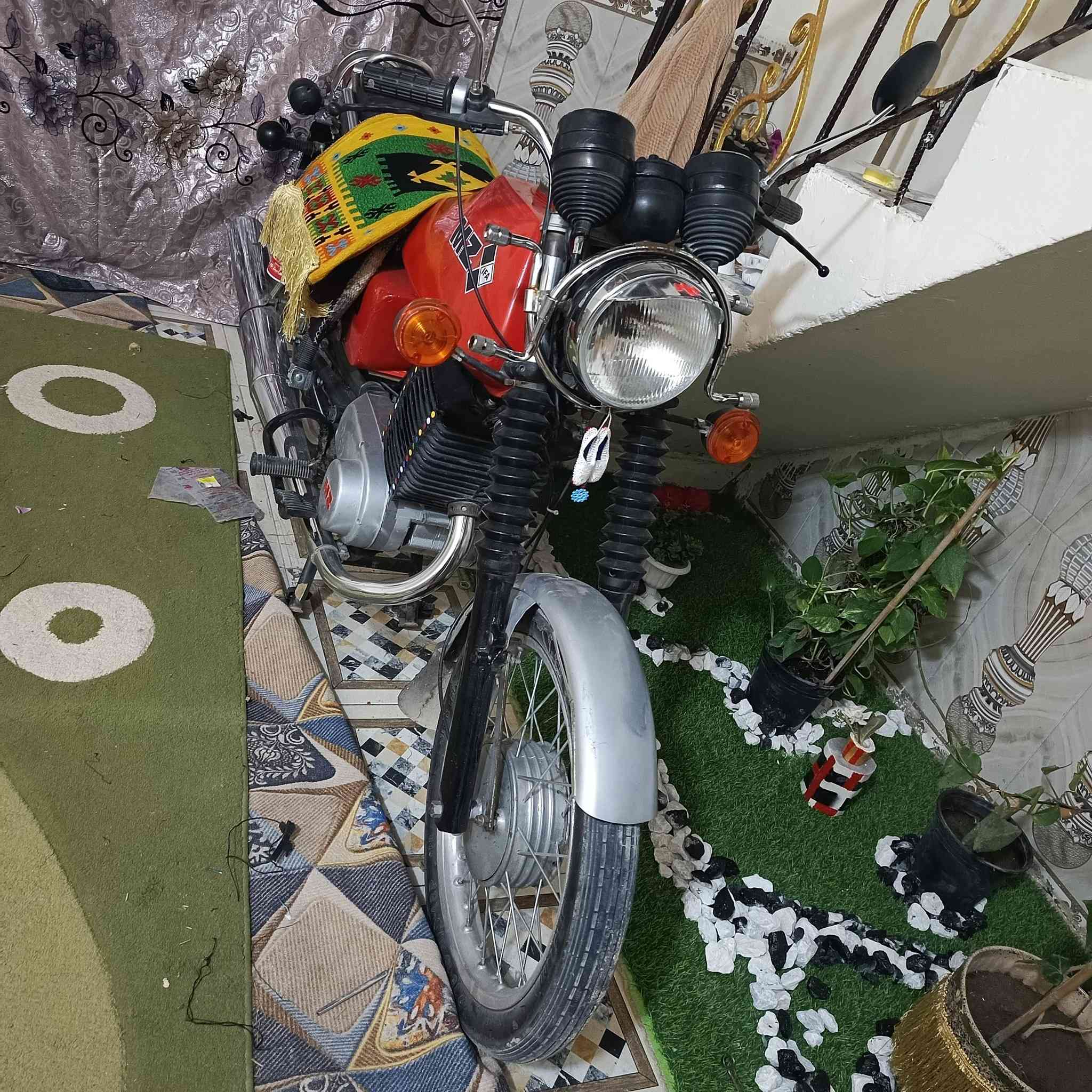 للبيع امزت موديل 82مكينه تركيكصه 3 شاصي مابي لحيم عده اشويه بلمجمع مكينه ناعمه مابيهت صوت لبه وفلاوين  كهربائيات كلها شغاله العنوان كربلاء الدراجه اصوليه بس تنباع بدون رقم السعر 2250 وبيها مجال الاتصال ***********
