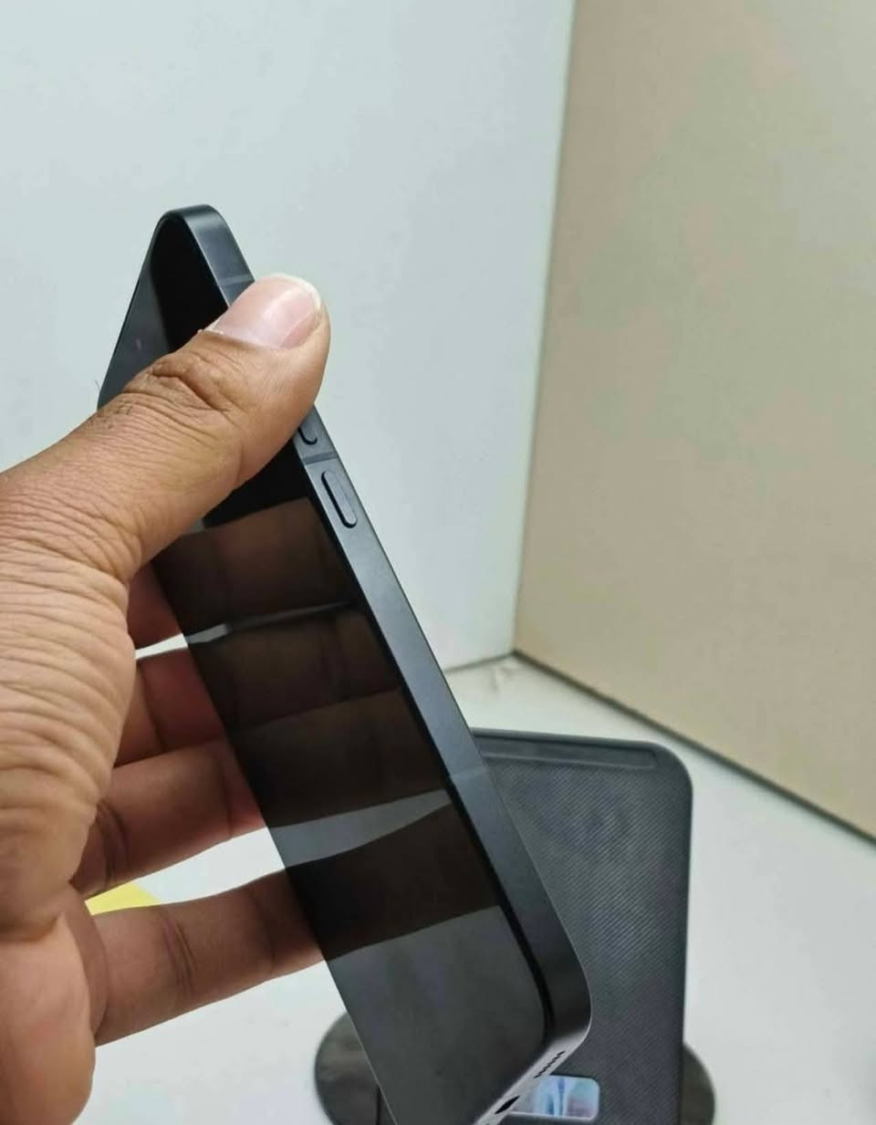 جهاز poco F7 للبيع
جهاز نظيف 
ذاكره512رام12
ببجي120فريم
- *الشاشة*: 6.67 إنش AMOLED بدقة 1.5K + تردد 120Hz + حماية Gorilla Glass 7i
- *المعالج*: Snapdragon 8s Gen 4 - فلاكشيب، يشغل ببجي 120 فريم مرتاح
- *الذاكرة*: 512GB UFS 4.0 سريعة جداً 
- *الرام*: 12GB LPDDR5X + 4GB رام افتراضي
- *الكاميرا الخلفية*: 50MP OIS كاميرا أساسية + 8MP عدسة واسعة
- *الكاميرا الأمامية*: 20MP سيلفي واضح
- *البطارية*: 6000mAh ضخمة + شحن سريع 90W يوصل 100% بـ 42 دقيقة
Poco F7 - معالج فلاكشيب 8s Gen4، شاشة 1.5K 120Hz AMOLED، بطارية 6000 + شحن 90W، كاميرا 50MP OIS، IP68 ضد الماء
السعر450وبي مجال بسيط
***********واتساب فقط

