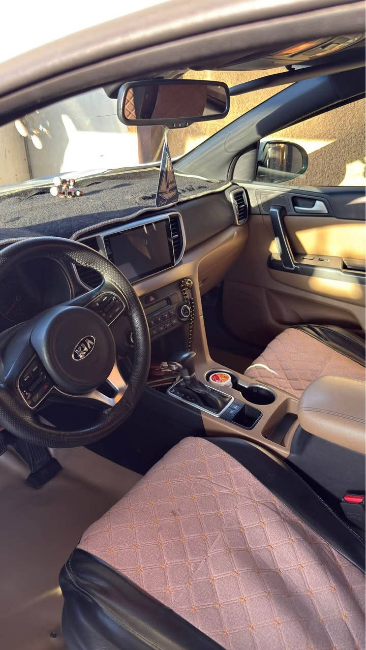 السلام عليكم
سبورتج خليجي للبيع 
موديل 2018 
السيارة مكفولة من الصبغ و الضربات بس بيها كم ملاحظة صغيرة مبينه بالصور 
مكاني شهداء البياع
للتواصل ***********
ماشية 100الف 
الموصفات 
السيارة نص فول 
1-بصمة 
2-زراكات لايت
3-دخول ذكي 
4-يدات الباب كلهن كروم 
5-اللون ابيض ثلجي 
6-محركها 2000 دوش 
7-شاشة 
8-مثبت سرعة 
9-حساسات
10-كامرة خلفية 
11-الاشاير بالمري 
12-مري شفط 

السعر : 180 و بيها مجال بسيط ا بغداد, العراق
