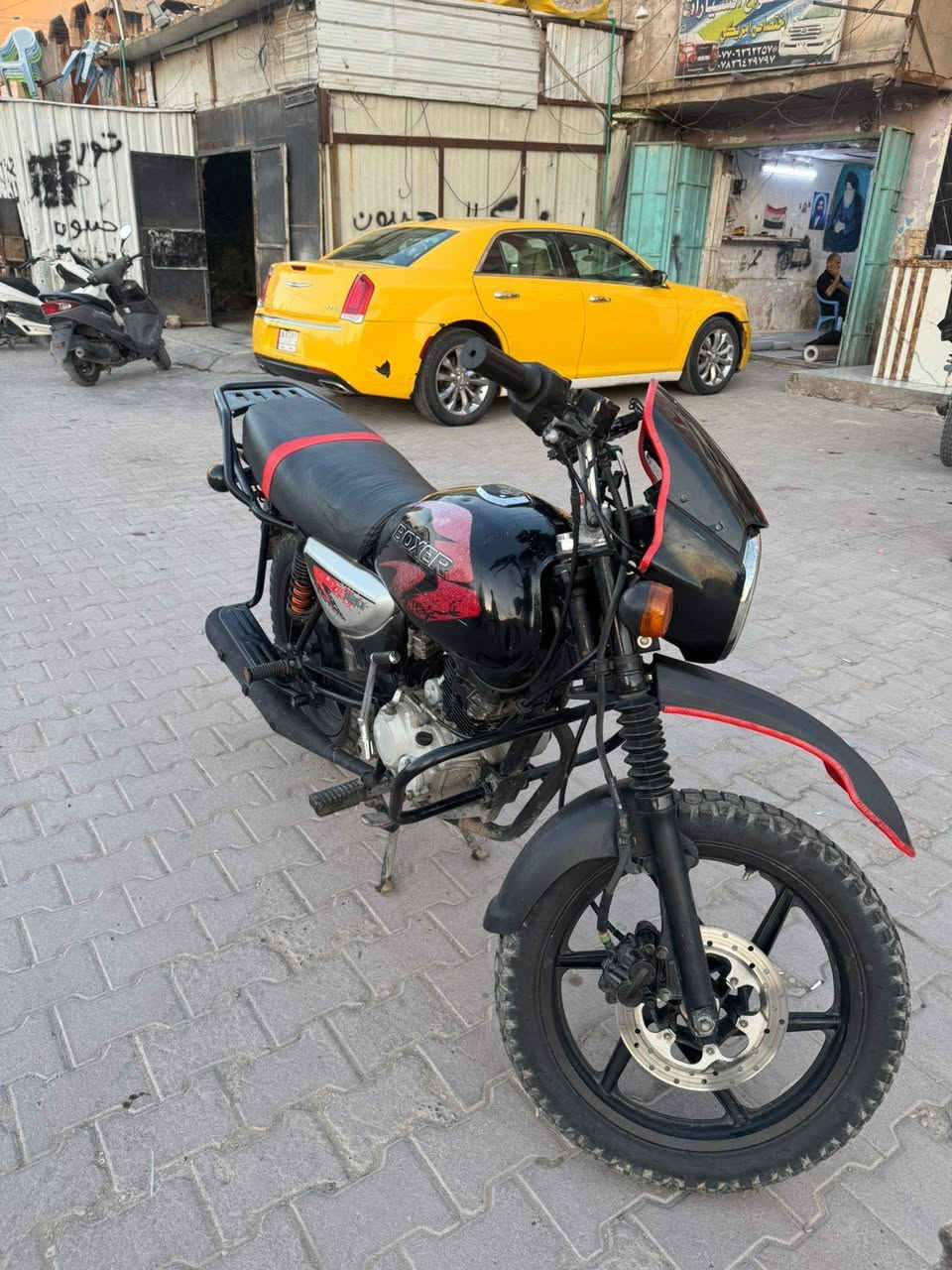 سلام عليكم دراجه بوكسر للبيع مديل 21  مرقمه رقمه نكليزي بغداد مجفته جديد كله جديج وصلي مال شركه وين متريد وديه وفحص بي مكان تايرات ثنين جدد كهربايات كله شغاله دراجه نضيفه مال شغل ما ناقصه شي سعر 1700 وبيه مجال مكاني ام لكبر ولغزلان ما متواجد عله لفيس ***********
