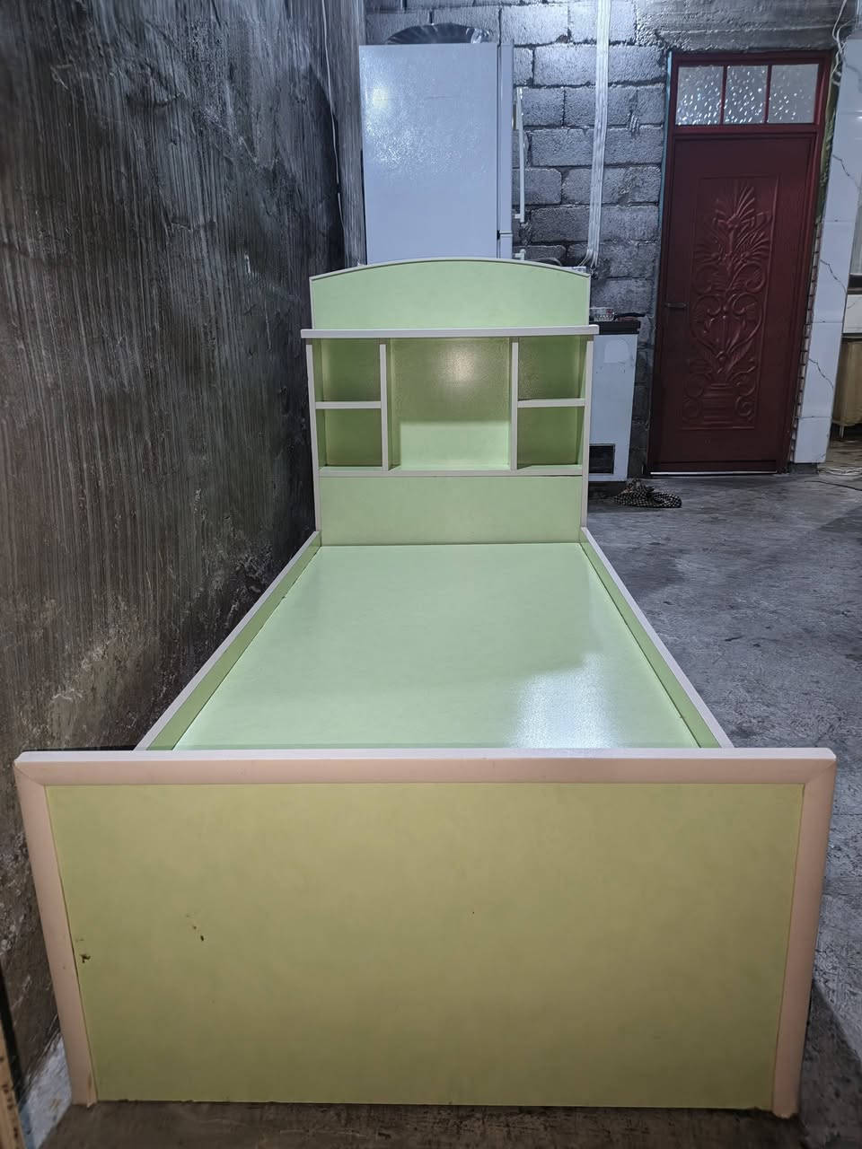 تخت ابو النفر بي حويتين جديد مخضو قبل أسبوع . 
السعر 50 الف 
آسيا ***********
اوفن 20 الف شغال 
بوفيه 35 الف 
المكينه خياطه اصليه 50 الف
