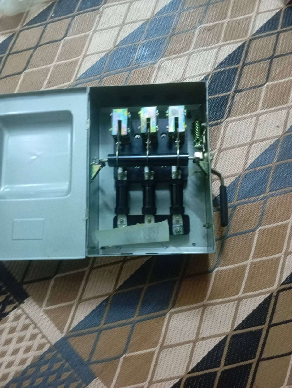 للبيع العنوان مدينة الصدر رقم ***********
