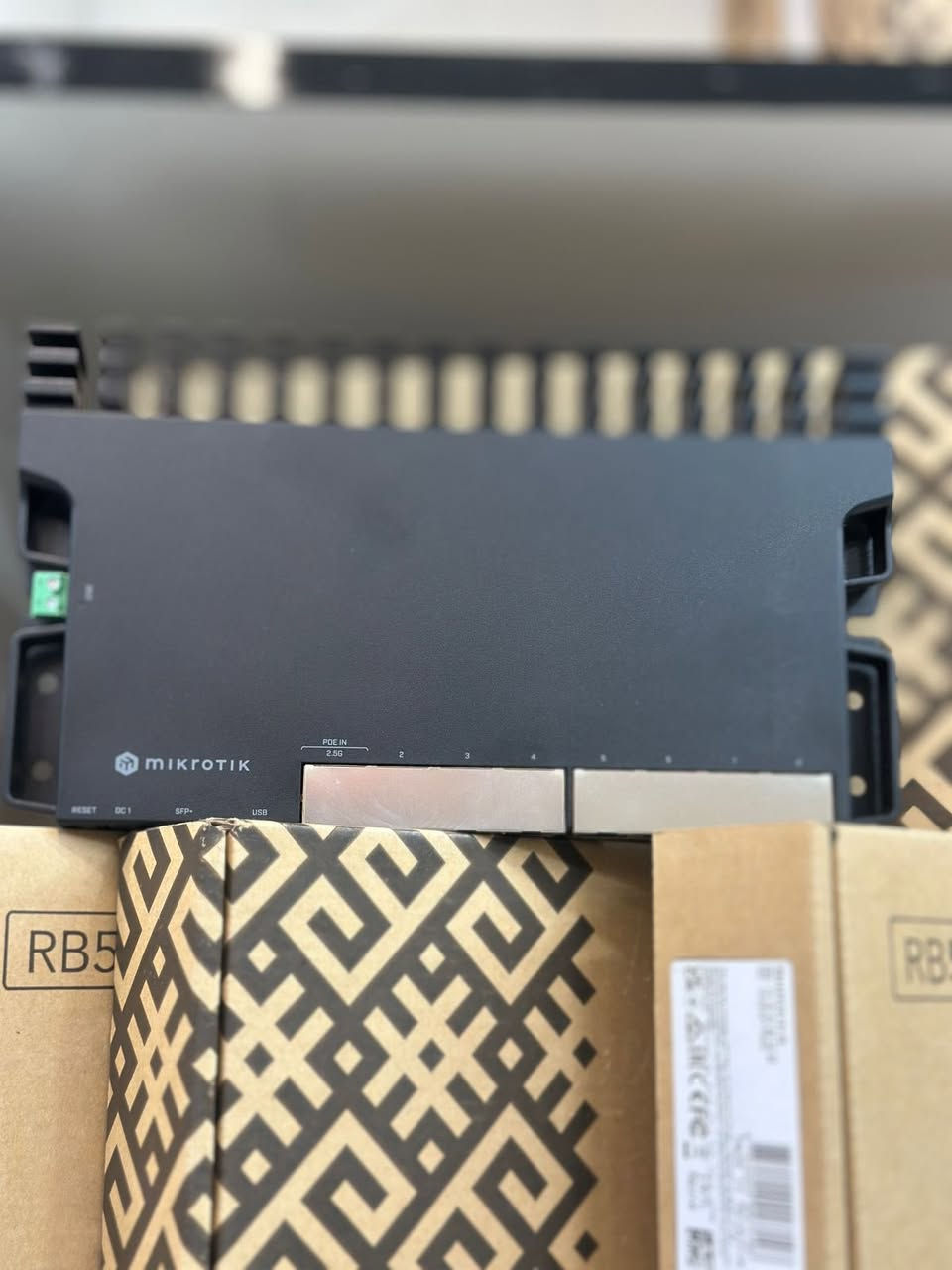 �🔥 رجع المــلكگ للساحة وبقوة أكبر من قبل 💎🚀 MikroTik RB5009 الأصلي 🚀💎 🔥
إذا تريد أداء ثابت وشغل احترافي بدون تقطيع وبدون وجع راس 😎👇

⚡ معالج قوي يتحمّل الضغط العالي

🔌 كل البورتات Gigabit سرعة كاملة 💯

📡 يدعم +SFP لتوسيع الشبكة

🔥 يتحمّل 1 گيگا صافي بكل ثبات

🛡️ أصلي 100% مع وصل ضمان رسمي

📶 مناسب للأبراج، مزودي الخدمة، وأصحاب الشبكات الكبيرة

💼 خيار مثالي للمشاريع القوية والشغل المتواصل 24/7

💰 سعر مميز لفترة محدودة

📦 الكمية محدودة… لا تفوّت الفرصة!

📞 ***********

📲 تلكرام: https://t.me/mahaahmed95

للطلب والاستفسار راسلنا خاص أو اتصل مباشرة 📩�
