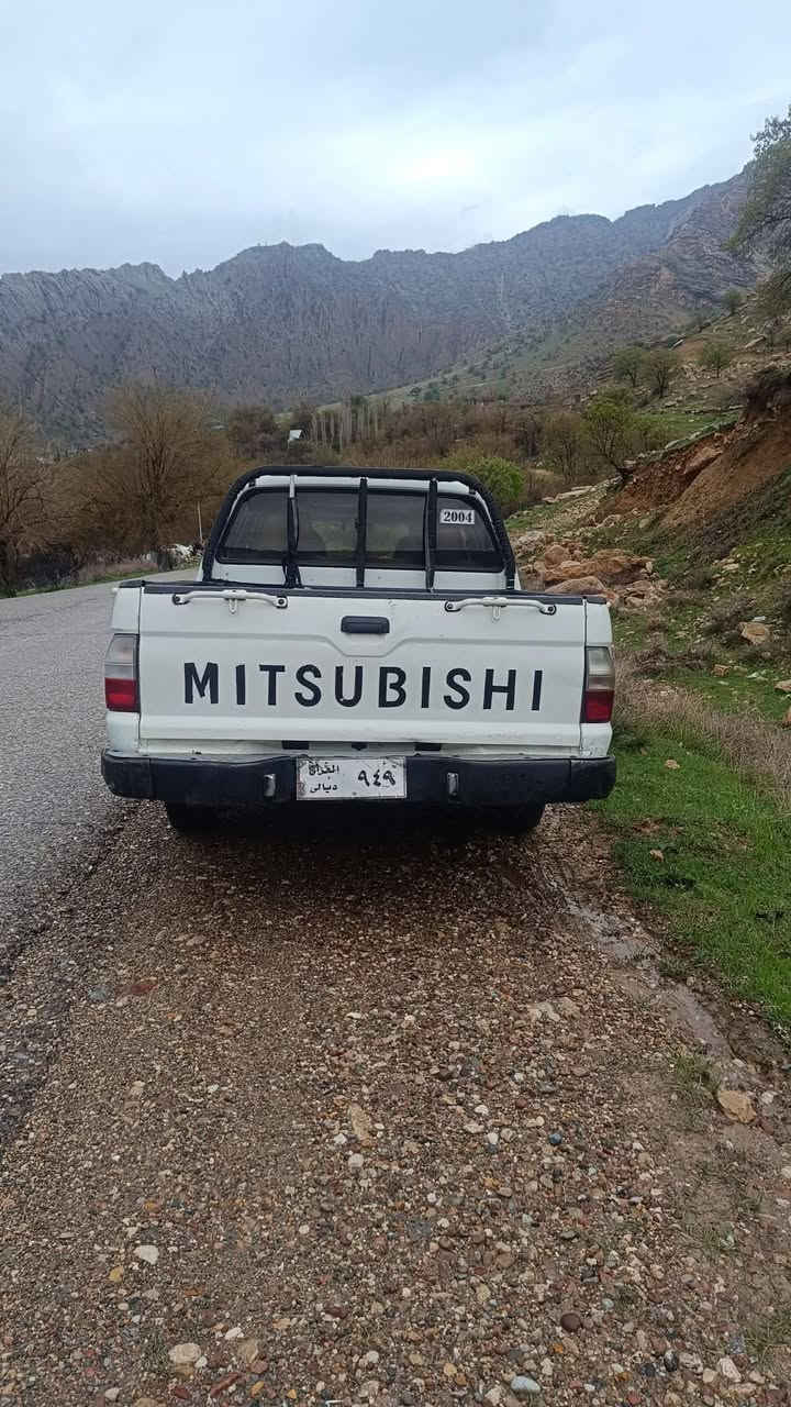 مۆدێل 2004
تەبرید سارد و گەرم 
بێ دەعم و بۆیاخ 
وردە ساردی هەیە 
سەیارەی ماڵ بوە 
مەکینەو هەموو شتی بە شەرت 
ئاڕمی پلاستیک هەولێر 
بێ دوکەڵ
گۆڕینەوەش ئەکەین بە شاهینە یان مەلیکە لە ئاستی خۆی 
***********
