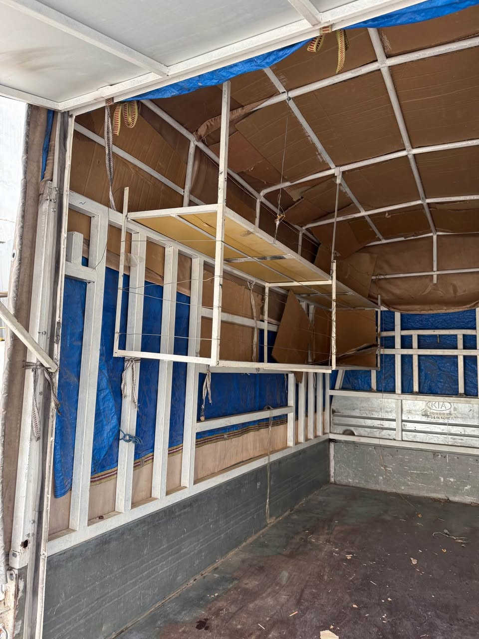 چەمچە + سەر چەمچە + چادر 
دەرگای بۆ کراوە بە ئەلەمنیۆم و ڕەفەو تەرتیباتی لەگەڵە 
***********
سلێمانی
٢ مەتر بەرزە السليمانية, العراق
