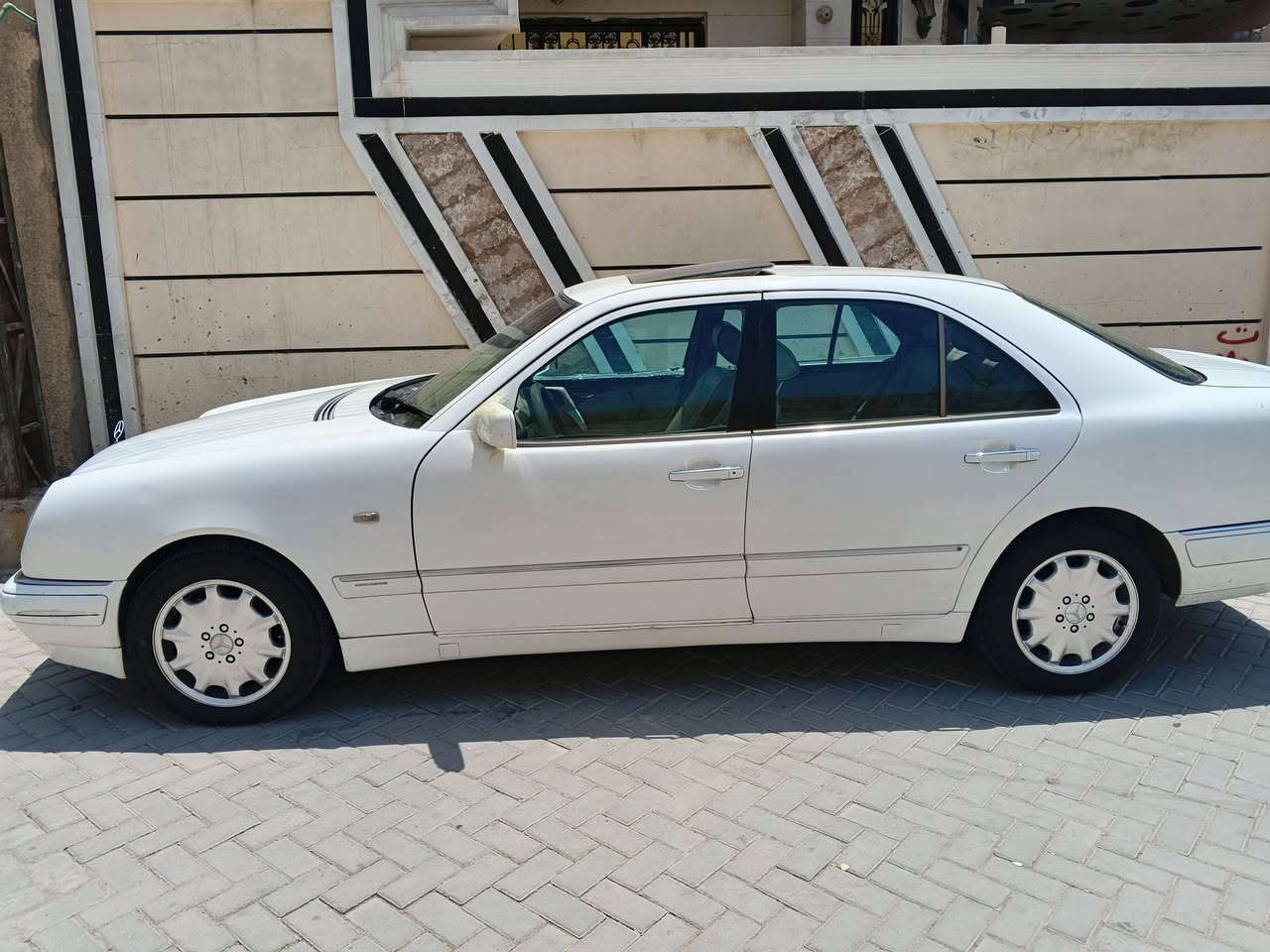 سلام عليكم للبيع ام عيون موديل 1997صبغ عام بدون ضربه تبريد شغال حداديه جديده مكينه وكير كفاله غرفه جلد سلايت شغال ورقم بغداد بسمي نكليزي السعر 95 وبيهه مجال للشراي مكلف بلنشر رجائن لاحد يرسل مكاني بغداد/***********
