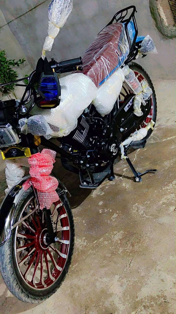 سلام عليكم 
ماطور سيفان للبيع موديل 2025 
ماطور نضيف صارلو 3 اشهر من نشد 
محرك 200 سيسي 
الستفسار *********** واتساب
