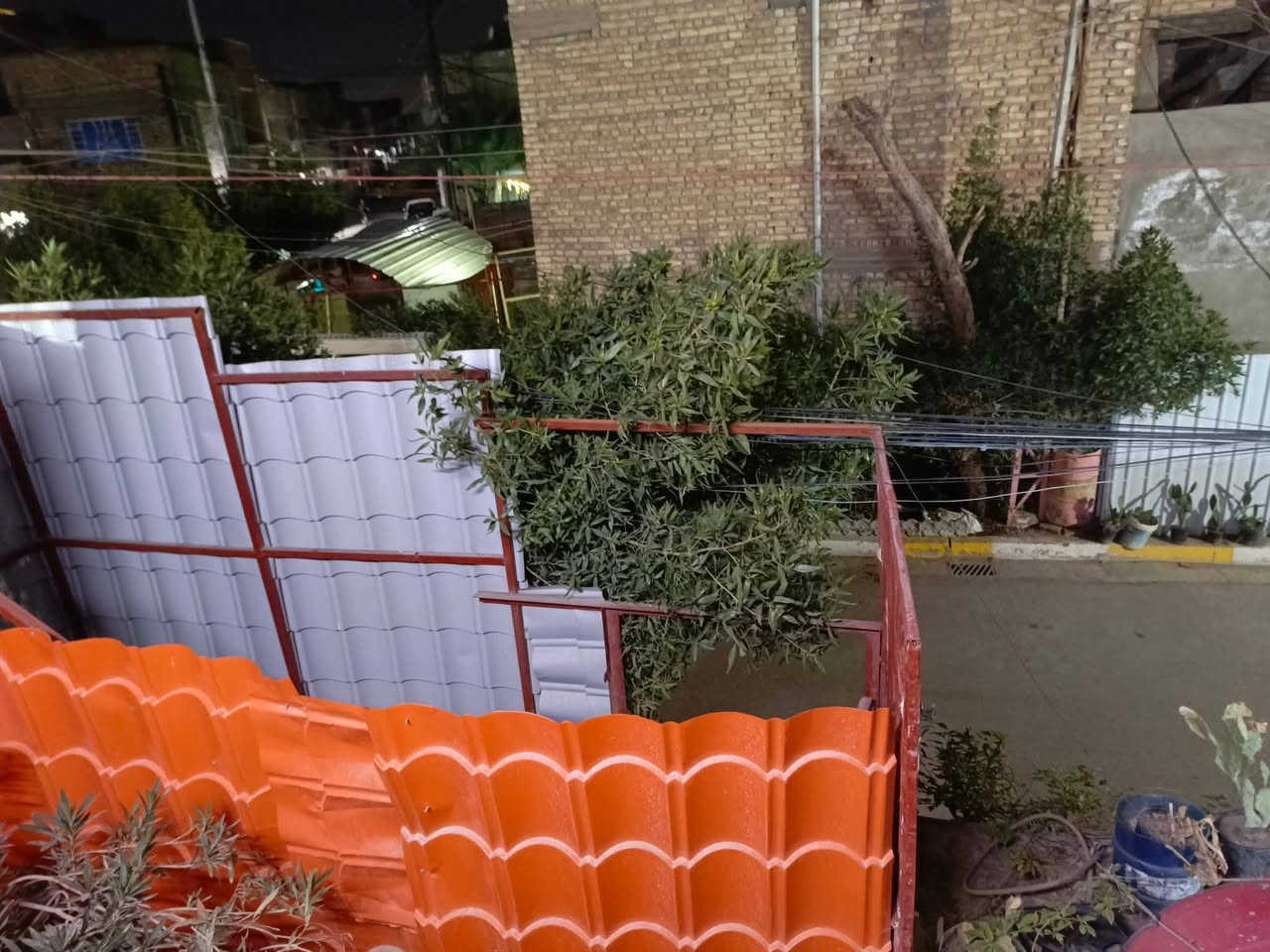 مكتب الصادق
بيت مربع طابق ثاني للإيجار نظيف 
يحتوي على غرفتين نوم ومطبخ وصالة وخدمات وبلكونة 
الواجهة ١٠×١٥
المكان الشعب شارع الصحة حي الكوثر مقابل جامع الحق
السعر ٣٥٠ 
أبو عادل ***********
