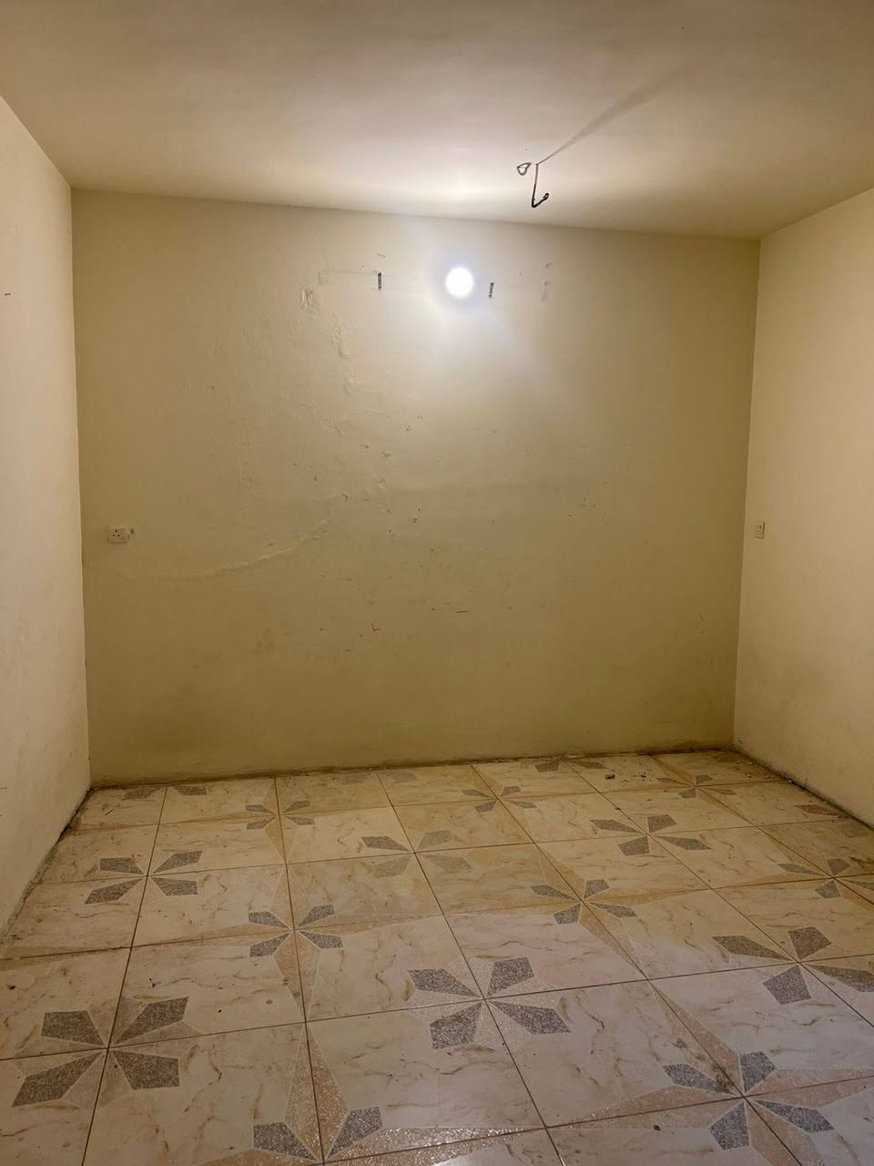 السلام عليكم دار للايجار حي تونس زراعي المساحه ٧٥م يحتوي على صاله ومطبخ وخدمات الطابق الثاني غرفتين وخدمات والثالث مخزن وسطح وطرمه مجاري وكهرباء وماء خط مولده واصل السعر ٦٠٠ الف قرب منتدى شباب حي تونس او للبيع السعر ١٦٠ وبي مجال الاتصال ***********
