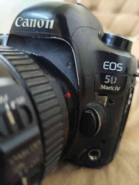 سلام عليكم
#للبيع 
كانون 5d مارك 4 وياهه عدسه 24 ،105 
بطاريات عدد 2 ورام وياهه وناقل صور اصلي هم 
غنيه عن التعريف . 
مكاني بغداد 
***********
