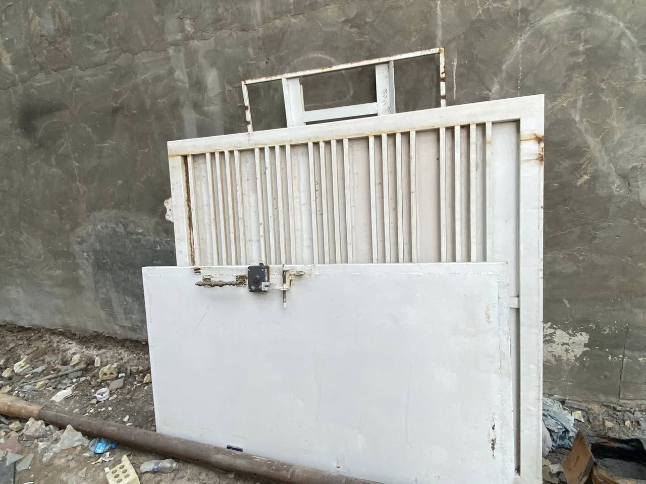 السلام عليكم
———
باب حديد سلايت  كامله جروخ وكيلون  وتيل حديد وشباك حديد وقطع حديد مكصوص للبيع  
طبعاً الباب حيل نضيفه وتجي تشوف بعينك
مكاني / بغداد - الدوره 
***********
