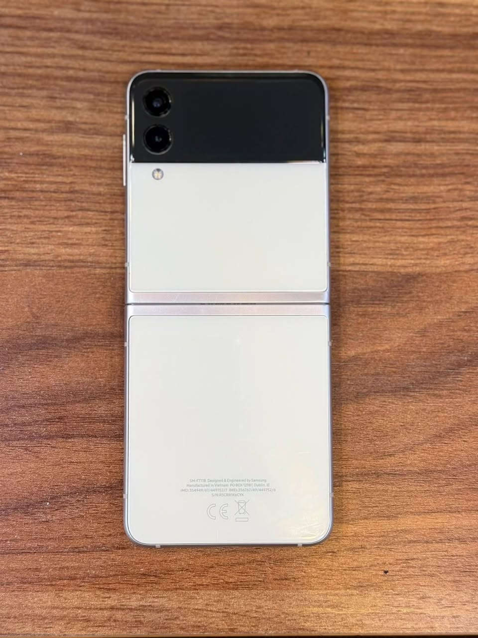 Samsung Galaxy Z Flip3
ذاكره 256 
شاشة تحتاج تبديل فقط 
100% شغال 
سعر 350
مكاني المنصور 
الجهاز نضيف كلش مال بيت 
***********
