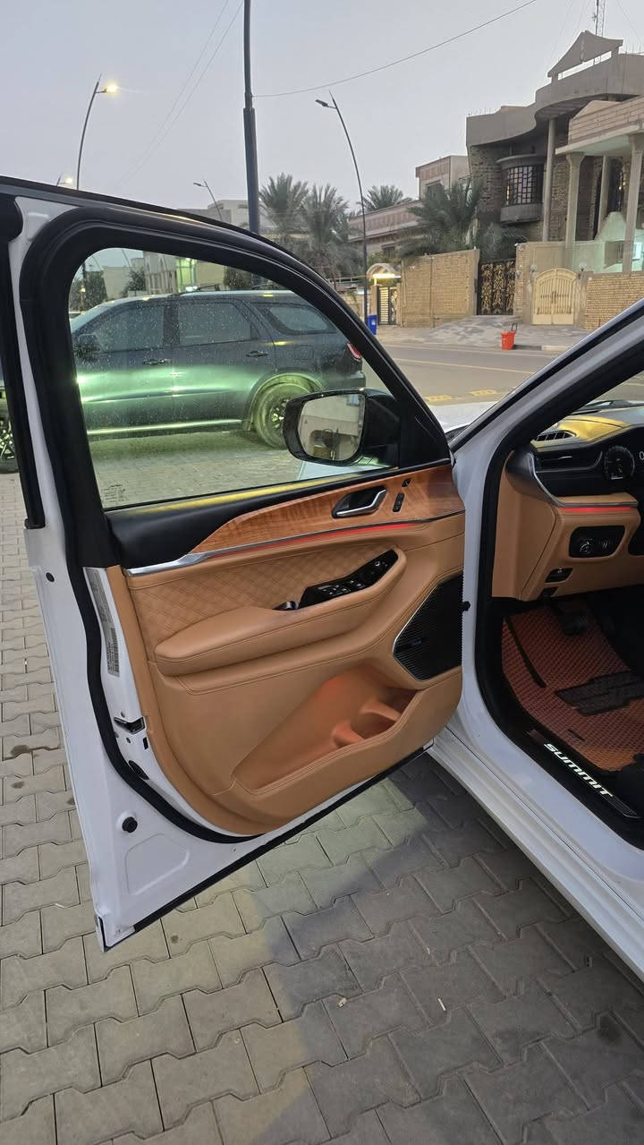 🚘 للبيع: جيب جراند شيروكي Summit L موديل 2021 (أعلى فئة – فل أوبشن) 🚘
📍 المكان: البصرة
🌍 الوارد: خليجي
🆔 الفئة: Summit L
👥 عدد المقاعد: 7 ركاب (ثلاث صفوف)

🔧 المواصفات الفنية
1-محرك V6 سعة 3.6 لتر
2-ناقل حركة أوتوماتيك 8 سرعات
3-دفع رباعي 4×4
4-نظام تعليق هوائي متطور 6 مستويات ارتفاع وانخفاض
نظام Easy Entry
👉 السيارة تنزل أوتوماتيك عند الصعود وترتفع عند التشغيل
سحب قوي ومناسب للسفر والطرق الطويلة

🚦 أنظمة القيادة والذكاء
✔ قيادة شبه ذاتية
✔ تثبيت سرعة ذكي (Adaptive Cruise Control)
✔ تحديد المسار
✔ تحذير الخروج عن المسار + تصحيح تلقائي
✔ أنظمة قيادة متعددة (طرق عادية – مطر – رمل – طرق وعرة)

🛡️ السلامة والمساعدة
✔ كاميرات 360 درجة
✔ حساسات أمامية + خلفية + جانبية
✔ مراقبة النقطة العمياء
✔ فرامل تلقائية للطوارئ
✔ مساعد الركن الأوتوماتيكي

🛋️ الداخلية والفخامة
✨ لون الداخل جملي + أسود
✨ جميع الكراسي كهرباء
✨ تدفئة وتبريد للمقاعد الأمامية والخلفية
✨ مساج للمقاعد الأمامية
✨ تدفئة المقود
✨ إنارة محيطية داخلية متعددة الألوان
✨ مراية وسطية كاميرا رقمية
✨ مرايا جانبية ووسطية تعتيم أوتوماتيك

📱 التقنيات
🔑 دخول ذكي
🚀 تشغيل عن بعد
🖐️ بصمات أبواب (5 بصمات)
📺 شاشة وسطية كبيرة Uconnect
📡 نظام ملاحة
🎵 نظام صوت فاخر McIntosh
📱 Apple CarPlay & Android Auto
📶 Wi-Fi / Bluetooth / USB

🎨 الخارجية
🤍 لون السيارة: أبيض
🖤 السقف: أسود (لونين)
🔆 إضاءة LED كاملة
🛞 جنوط فخمة قياس 21

📊 الحالة
✅ السيارة نظيفة جداً وقريبة من الجديدة
✅ استعمال شخصي
🧾 المسافة المقطوعة: 88,000 كم
💰 السعر: (يُذكر عند الاتصال)
📞 للتواصل: (رقم الهاتف 7740600662 / واتساب ***********)
📌 ملاحظة:
سيارة فخمة، عائلية، مريحة للسفر، وأعلى مواصفات متوفرة لفئة Summit L 2021، جاهزة للاستخدام بدون أي مصروف.
