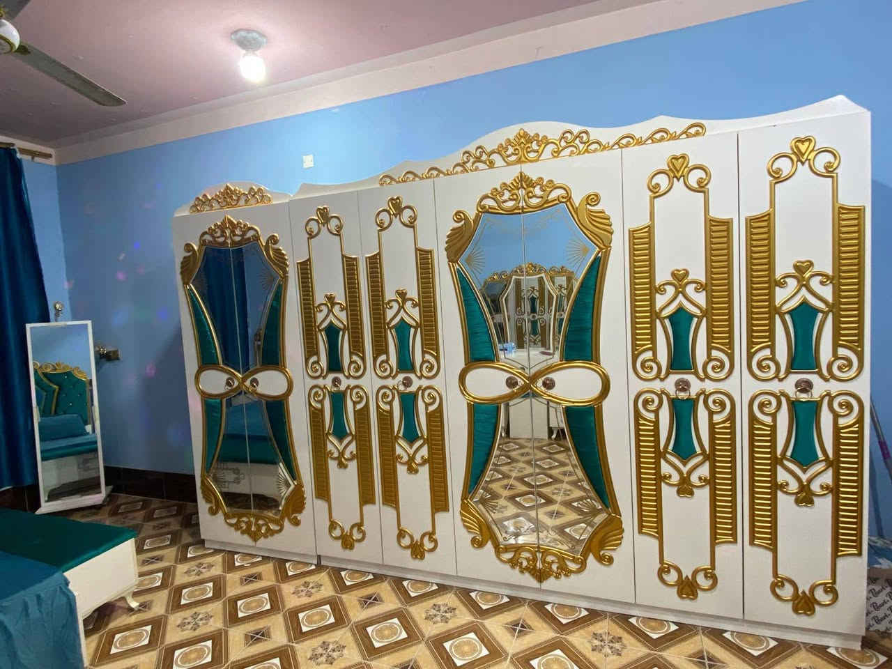 توجد غرفة نوم تركية جديدة طك ستخدام جدا قليل كنتور 6باب مع زاوية 2باب وطابوريات ودوشك درجة أولى ميز مراية تأسيس إنارة داخلية ام توج العنوان الرمانة الاستفسار علرقم ***********
