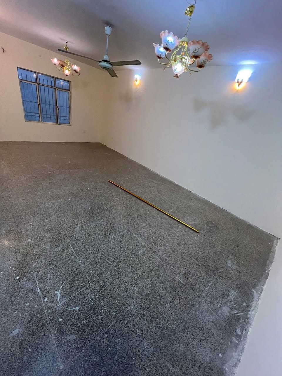 دار للبيع المساحة 200 متر ‏الواجهة 7 نزال 25 ￼
مسلح طابقين طابو ملك صرف المشتل قرب شارع المدارس وشارع الزيدي ￼ يحتوي الطابق الاول على خدمات خارجية وكراج سيارة ومدخلين  استقبال ومطبخ حار ومطبخ بارد   وخدمات ومخزن وترك خلفي وغرفة نوم والطابق الثاني يحتوي على غرفتين 
والسعر مناسب الاتصال على الهاتف 
‏***********
‏*********** ￼
سعر المتر بمليون و800 سعره سعر ارض وبي مجال
