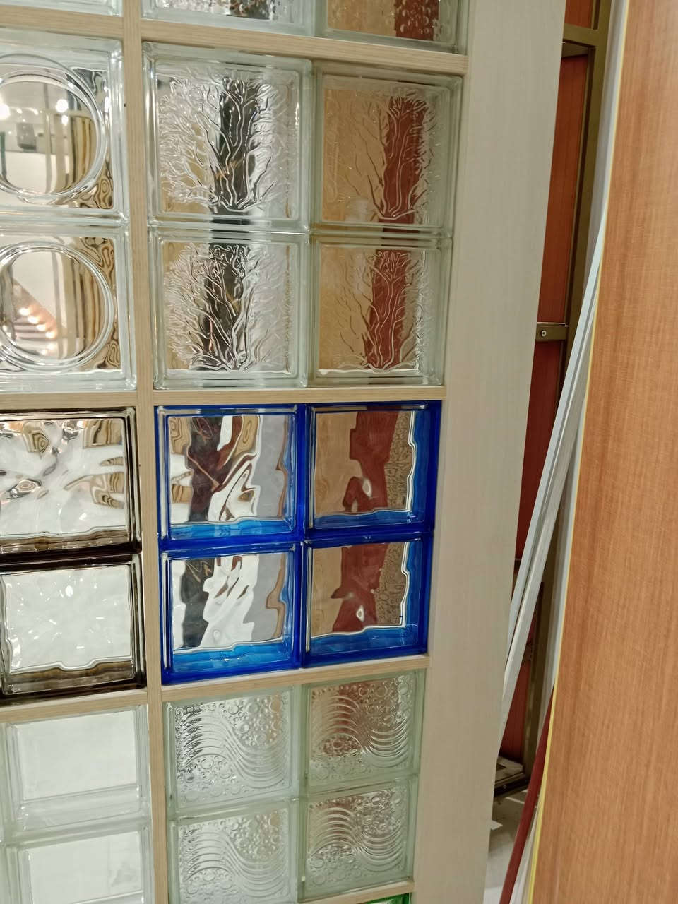 طابوق زجاجي للشاورات وللقواطع منشا صيني قياس 19*19 سنتم ...مفرغ من الهواء ذو نقاوة عاليه سمك 10 سنتم .......*********** واتساب
