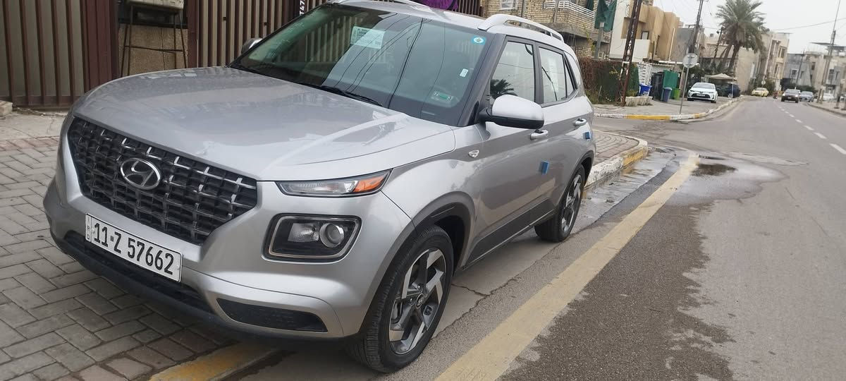 هونداي ڤينو 2024 كامل مواصفات بصمة تشغيل ودخول فتحة سقف رادار جانبي وامامي شاشة وباقي المواصفات المعروفة رقم بغداد الدولي ماشية 17الف ميل بعدها بحالة الوكالة حادثها بالتاير الأيمن بدون صبغ بيها بارد بين الباب والچاملغ وبالبنيد شوية كما موضح بالسونار مكاني بغداد السعر 148 بيها مجال بسيط 
*********** بغداد, العراق
