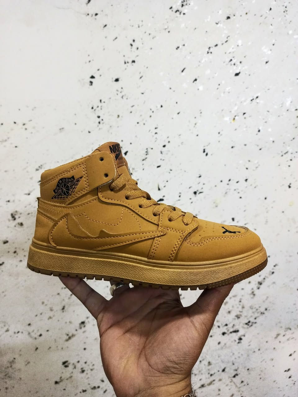 🔥 كشخة وراحة.. كلها بحذاء واحد! 🔥
وصلت الوجبة الجديدة من جوردن هاي (Jordan High).. موديلات تخبل وألوان تجنن تناسب كل لبساتكم. إذا تدورين على "كوالتي" وكدّ ومدّ وشكل يلفت النظر، فهذا الحذاء إجى بوكته! ✨
👟 تفاصيل العرض:
الجودة: كوالتي كلش عالي (درجة أولى) وشغل نظيف ومرتب.
الألوان: متوفر بـ 3 ألوان كشخة (أبيض كريمي، وردي نازك، وخردلي مميز).
القياسات: موجود من 36 لغاية 40.
💰 السعر القنبلة:
السعر بس 8,000 دينار! 💥
(أي نعم.. كوالتي عالي وبسعر ببلاش، ما تلگين مثله بالسوق!)
🛍️ للحجز والاستفسار:
تگدرون تحجزون عن طريق رسائل الصفحة (الخاص) 📩
أو تواصلوا ويانا على الواتساب: *********** 📞
سارعوا بالحجز، الكمية محدودة والطلب عليه نار! 🏃‍♀️💨

كوردي 

🔥 شیکپۆشی و ئارامی لە یەک پێڵاودا کۆبوونەتەوە! 🔥
نوێترین مۆدێلەکانی Jordan High گەیشت، بە دیزاینێکی سەردەمیانە و ڕەنگە سەرنجڕاکێشەکان کە لەگەڵ هەموو ستایلێک دەگونجێت. ئەگەر بەدوای کوالێتی بەرز و شێوازێکی جیاوازدا دەگەڕێیت، ئەمە باشترین هەڵبژاردەیە! ✨
👟 تایبەتمەندییەکان:
کوالێتی: کوالێتی زۆر بەرز (High Quality) بە جوانکارییەکی ورد.
ڕەنگەکان: سێ ڕەنگی ناوازە (کریم پۆڵە، پەمەیی، خەردەلی).
قەبارە (Size): لە ٣٦ تا ٤٠ بەردەستە.
💰 نرخێکی بێ رکابەر:
نرخی هەر جووتێک تەنها ٨,٠٠٠ دینارە! 💥
(کوالێتی نایاب بە گونجاوترین نرخ لە بازاڕدا)
🛍️ بۆ داواکردن و کڕین:
دەتوانن لە ڕێگەی نامەی پەیج (Direct) داواکانیان بنێرن 📩
یان پەیوەندی بکەن بە واتسئەپ: *********** 📞
پەلە بکە لە کڕین، بڕی بەردەست سنووردارە! 🏃‍♀️💨
