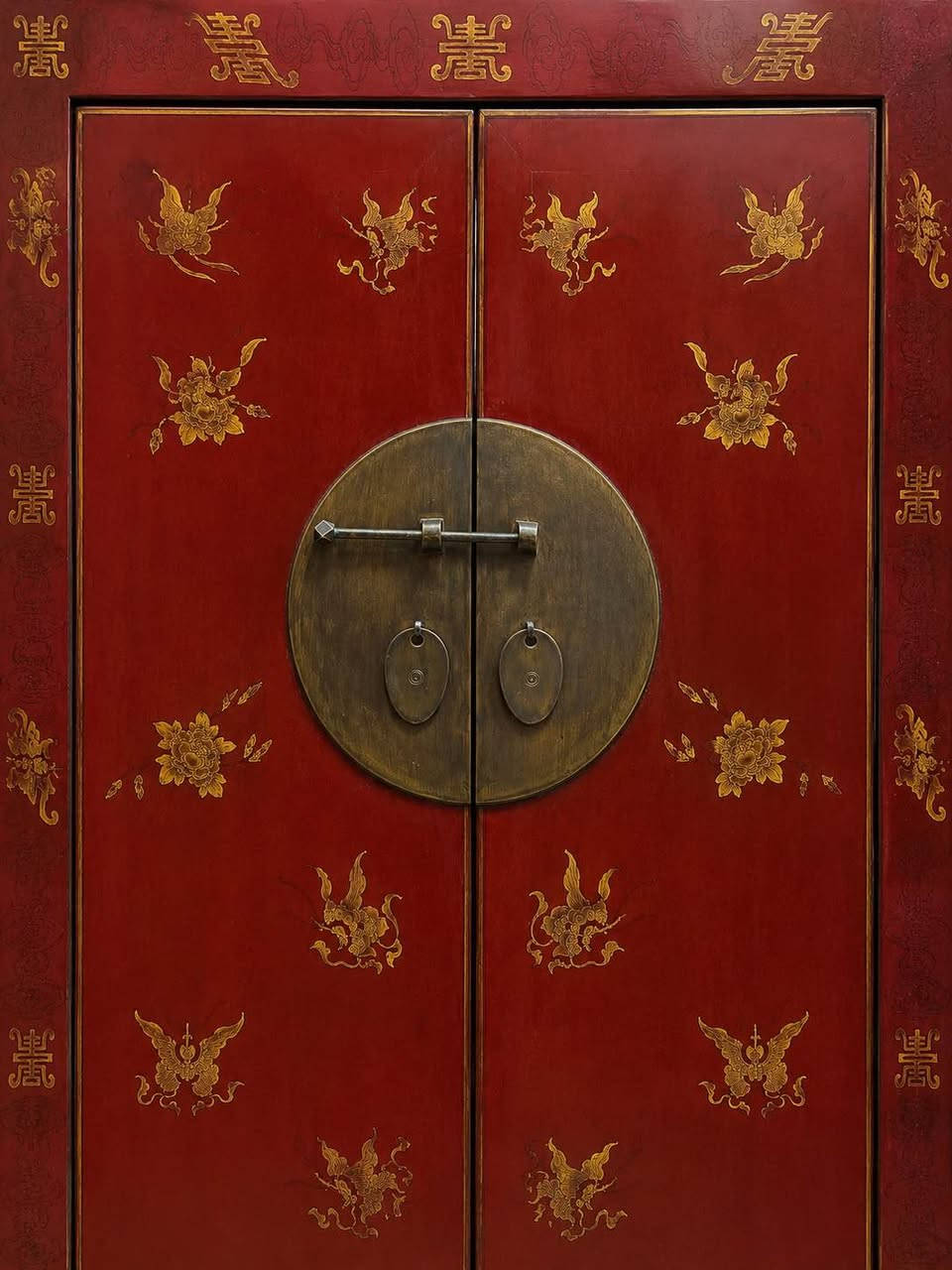 Antique Chinoiserie Red Lacquer Cabinet with hand-painted gilt decoration and aged brass hardware. A timeless statement piece for luxury interiors and antique collections.

Dimensions: H 175 × W 106 × D 55 cm.

For more info please send to me in private messages القاهرة, مصر


**إذا كنت صاحب هذا الإعلان وتريد حذفه لأي سبب، رجاءا أرسل رسالة إلى الدعم الفني**