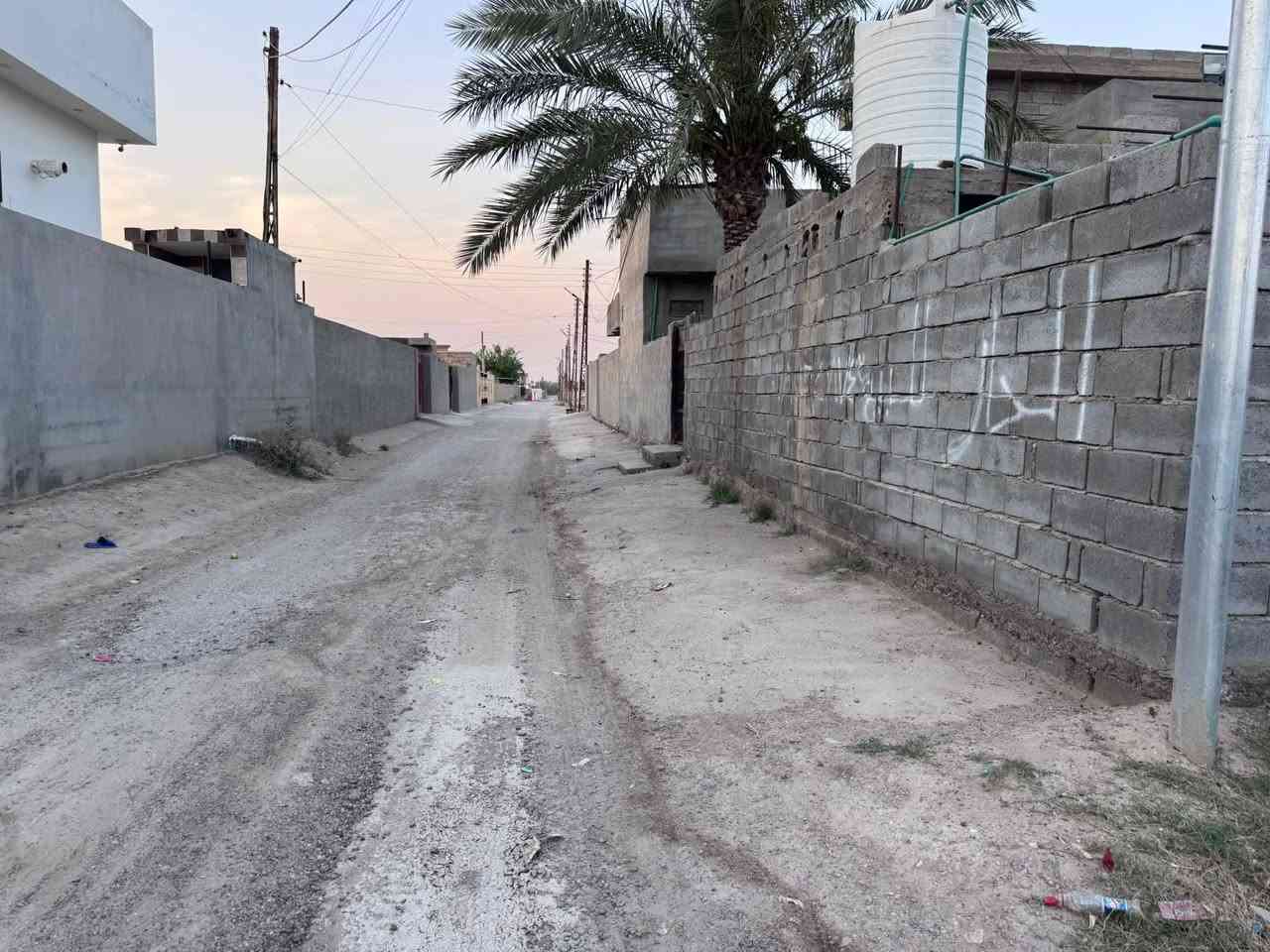 سلام عليكم بيت للبيع 3غرف نوم وصاله وستقبال ومطبخ وكراج سيارات جبير شارع 14البيت ركن ول  وبيت ااثاني  هيكل مساحه 200 ول قطعه من ضمن البيت هم 200متر   للبيع  مكان شهابي الكيفيه الوله رقم التلفون للستفسار ***********
