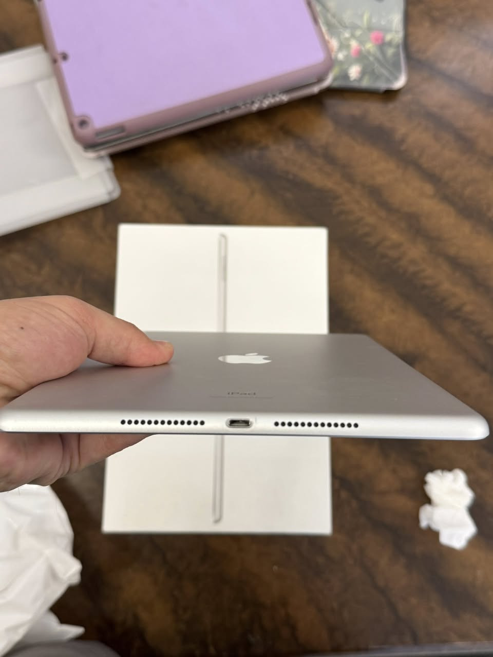 ايباد ابل جيل التاسع 
ذاكرة 64 g
نظافة 100 %
جهاز مكفول من كلشي لا مفتوح ولا مصلح ولا بي اي مشكلة 
لون سلفر 
ويا كارتونه فقط و كفرات بدون شاحنه 
السعر 230 الف قفل 
مكاني بغداد الكمالية 
***********
