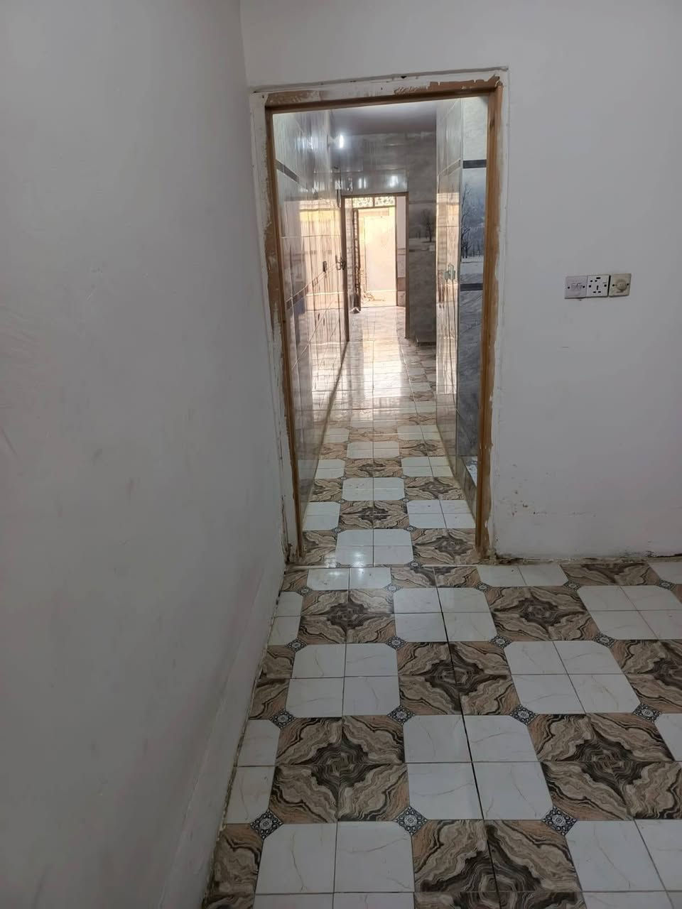 السلام عليكم بيت ١٠٠م للبيع نوع العقار سند اصفر المكان حي البساتين حي السلام قريب علة الضباط طابق ونص الطابق الارضي كامل من الداخل يحتوي علة غرفة وحمام وترك ومطبخ وستقبال وطرمة وصحيات خارجية يرادلة ترتيب من الخارج والطابق الثاني غرفة وبيتونة وصطح الغرفة والبيتونة مأسسة كهرباء يرادلهن بس جص وبياض سعرة ٥٨ وبي مجال حك الجية للستفسار الاتصال علة الرقم وبي واتساب ***********
