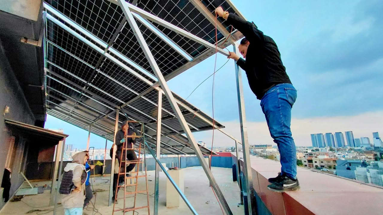 ⚡🌞 روژ للطاقة الشمسية… عندما تتحول العمارات إلى طاقة مستقلة 
السبت 17_1_2026
في خطوة جديدة تؤكد ريادته في مجال الطاقة المتجددة، يعلن مكتب روژ للطاقة الشمسية عن إنجاز مشروع نوعي في أربيل – عينكاوه، تمثّل بتحويل عمارة بشار أبو تيم المكوّنة من 4 طوابق مع مصعد إلى منظومة طاقة شمسية متكاملة تعمل على مدار الساعة، مع استغناء تام عن المولدات الكهربائية.
هذا المشروع لم يكن مجرد تركيب منظومة، بل حل ذكي ومستدام يضمن كهرباء مستقرة، هدوءًا تامًا، وتوفيرًا حقيقيًا في التكاليف، مع نظام تحكم ومراقبة كامل عن بُعد وفق أحدث التقنيات العالمية.
🚀 ماذا قدمت روژ في هذا المشروع؟ 
🔹 ألواح شمسية عالية الكفاءة 650 واط × 27 بضمان 15 سنة
🔹 بطاريات ليثيوم Huawei بسعة إجمالية 30 كيلواط، 10,000 دورة شحن، ضمان 5 سنوات
🔹 إنفرتر Deye العالمي بقدرة 18,000 واط مع أداء ثابت واعتمادية عالية
⚡ تشغيل فعلي ومستقر:
نهارًا حتى 60 أمبير
ليلًا حتى 30 أمبير ✔️ تشغيل المصعد وكافة الأحمال بثقة كاملة
✔️ كهرباء مستمرة بدون انقطاع
✔️ راحة، أمان، واستثمار طويل الأمد
🌍 روژ للطاقة الشمسية تضع بين يديكم حلولًا متكاملة للمنازل، العمارات، والمشاريع التجارية، مصممة خصيصًا لتناسب بيئة العراق وتحدياته الكهربائية.
📍 فروعنا: بعشيقة | شيخان | سنجار
📞 اتصل الآن واحجز استشارتك المجانية:
المهندس قيدار: *********** – ***********
سلام سلو: *********** – ***********
📲 تابعونا وشاهدوا كيف تتحول المباني إلى طاقة مستقلة مع روژ.
#روژ_للطاقة_الشمسية #حلول_ذكية #طاقة_نظيفة #بدون_مولدة #استثمار_ذكي #اربيل #عينكاوه #العراق #كهرباء_دائمة #روژ_تبدع @أبرز المعجبين #اربيل #عينكاوة #هولير
