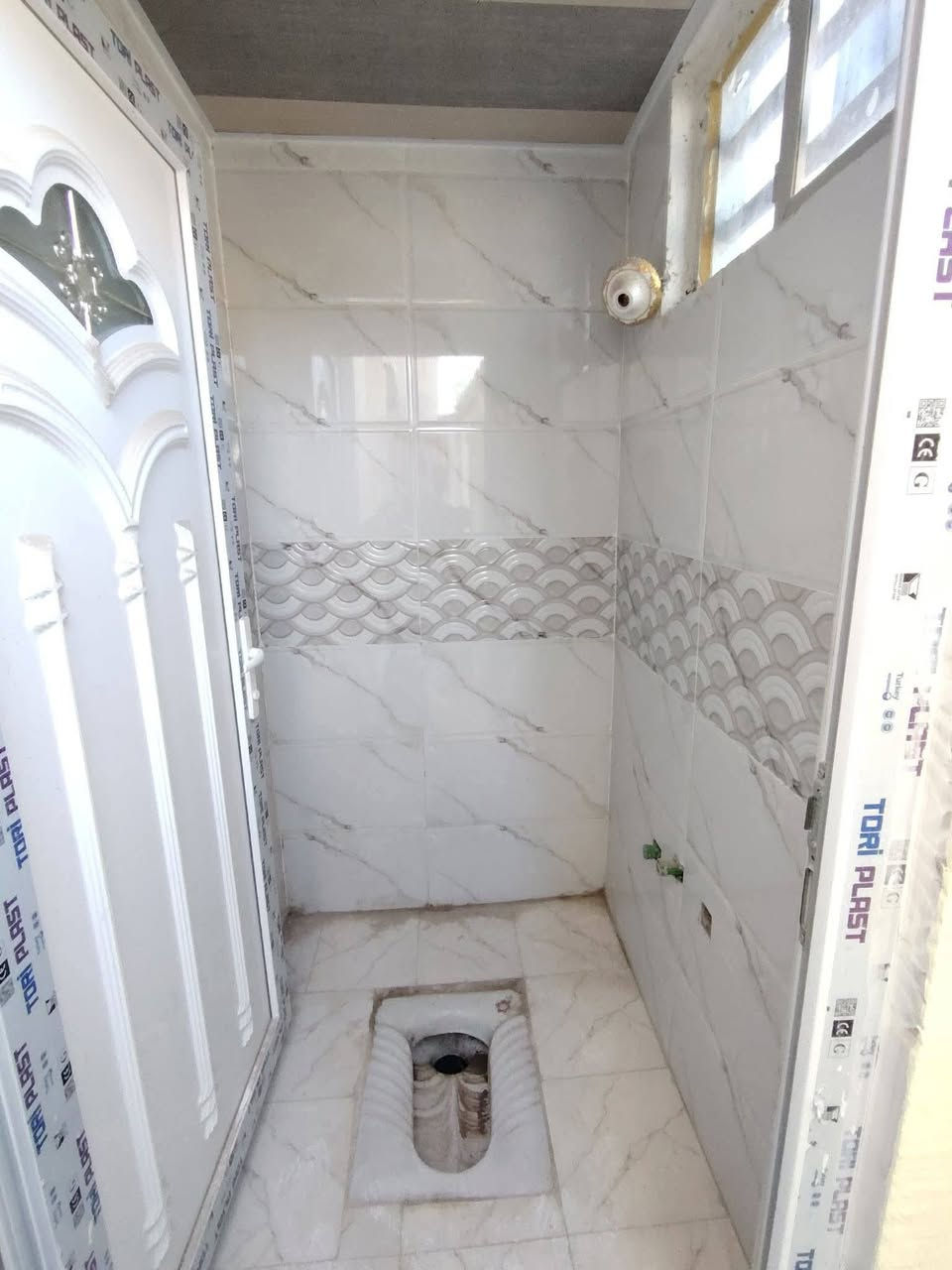 دار لايجار المساحة, 75متر
سعر 200 قفل
بناء حديث ودرجه أولى جاهز للسكن 
 يحتوي البيت عله غرفه وصاله ومطبخ وحمام
 موقع مميز مقابل ملحق قريه الغدير عله شارع الصب 

للستفسار اتصال او واتساب 
‏‪  ***********
